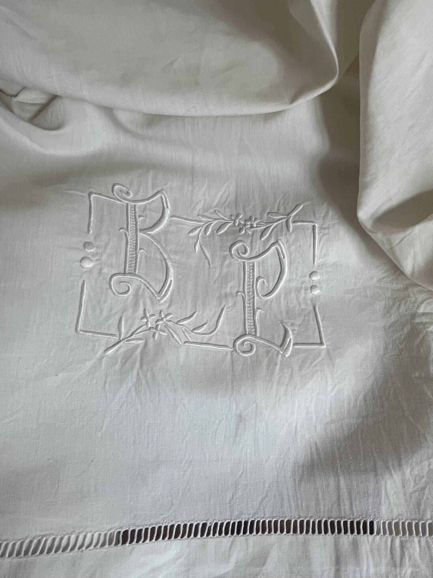 Drap ancien monogrammé BL - Toile métis "Fleur bleue"