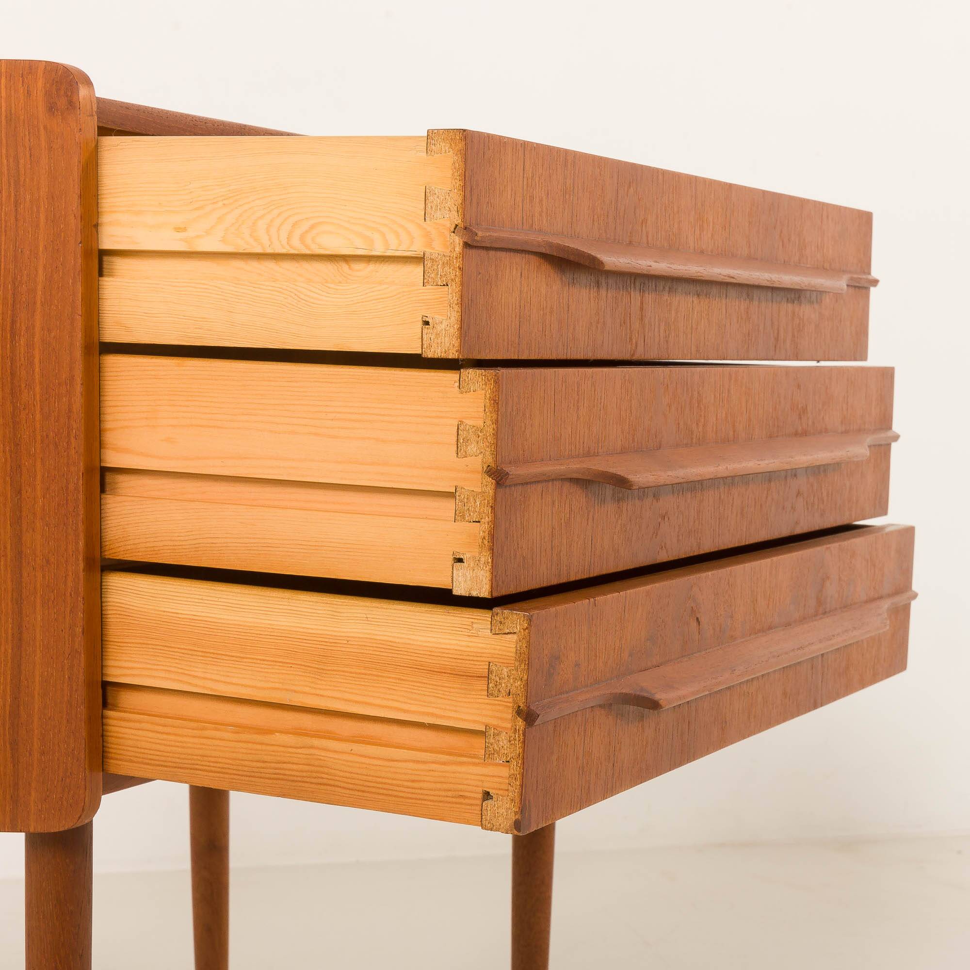 Commode, table de chevet danoise en teck, années 1960