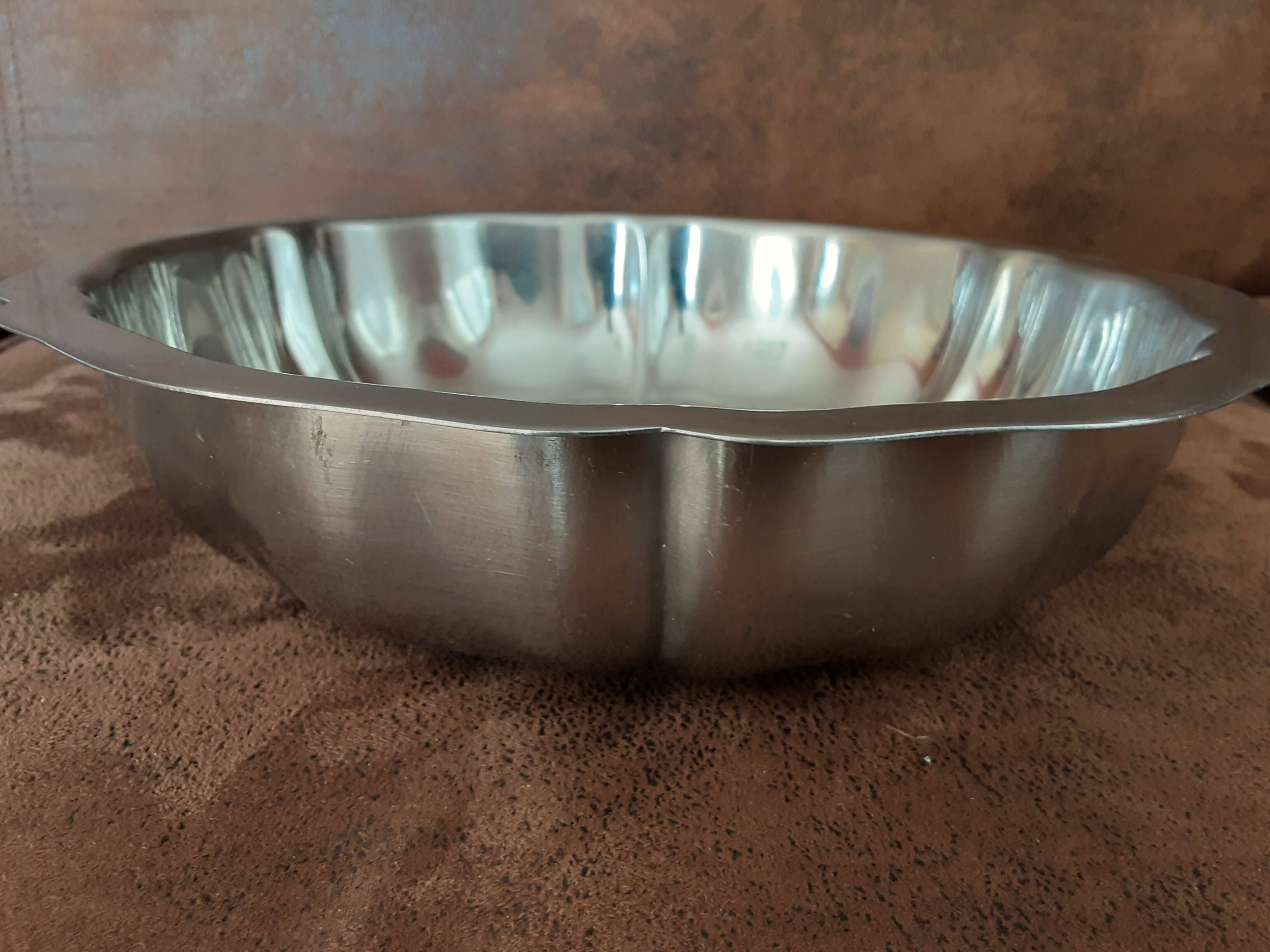 Set of 2 vintage stainless steel salad bowls