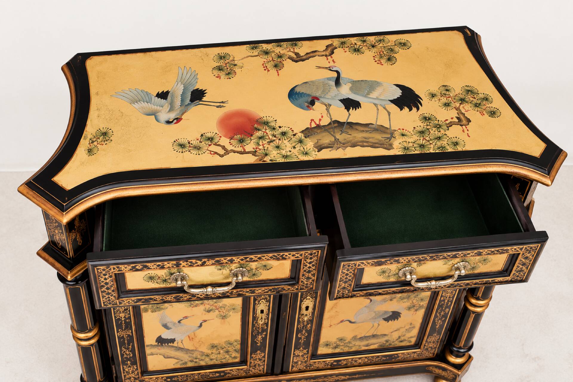 Cabinet chinoiserie de grues en laque noire et dorée, peint à la main