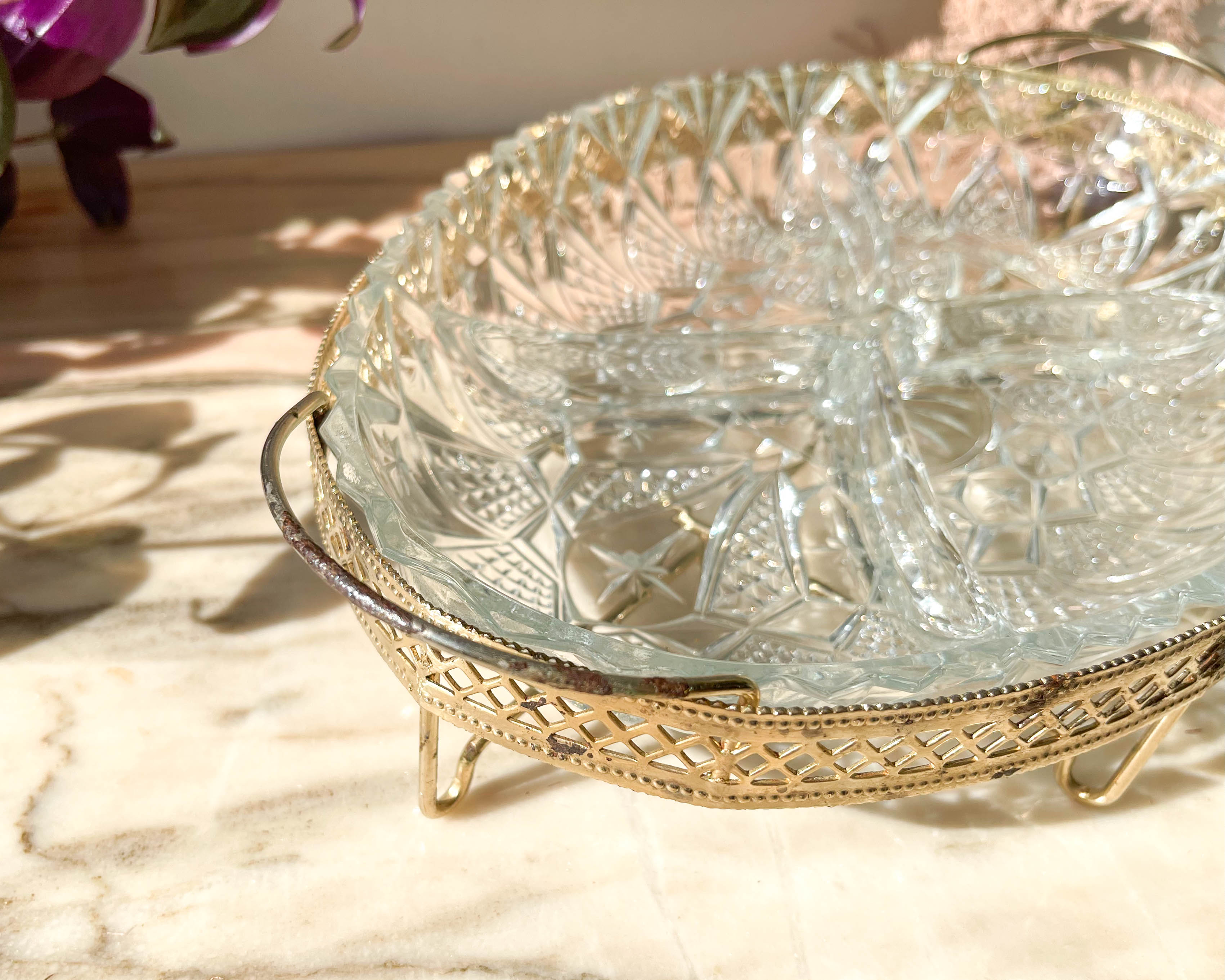 Serviteur apéritif en verre et métal doré vintage