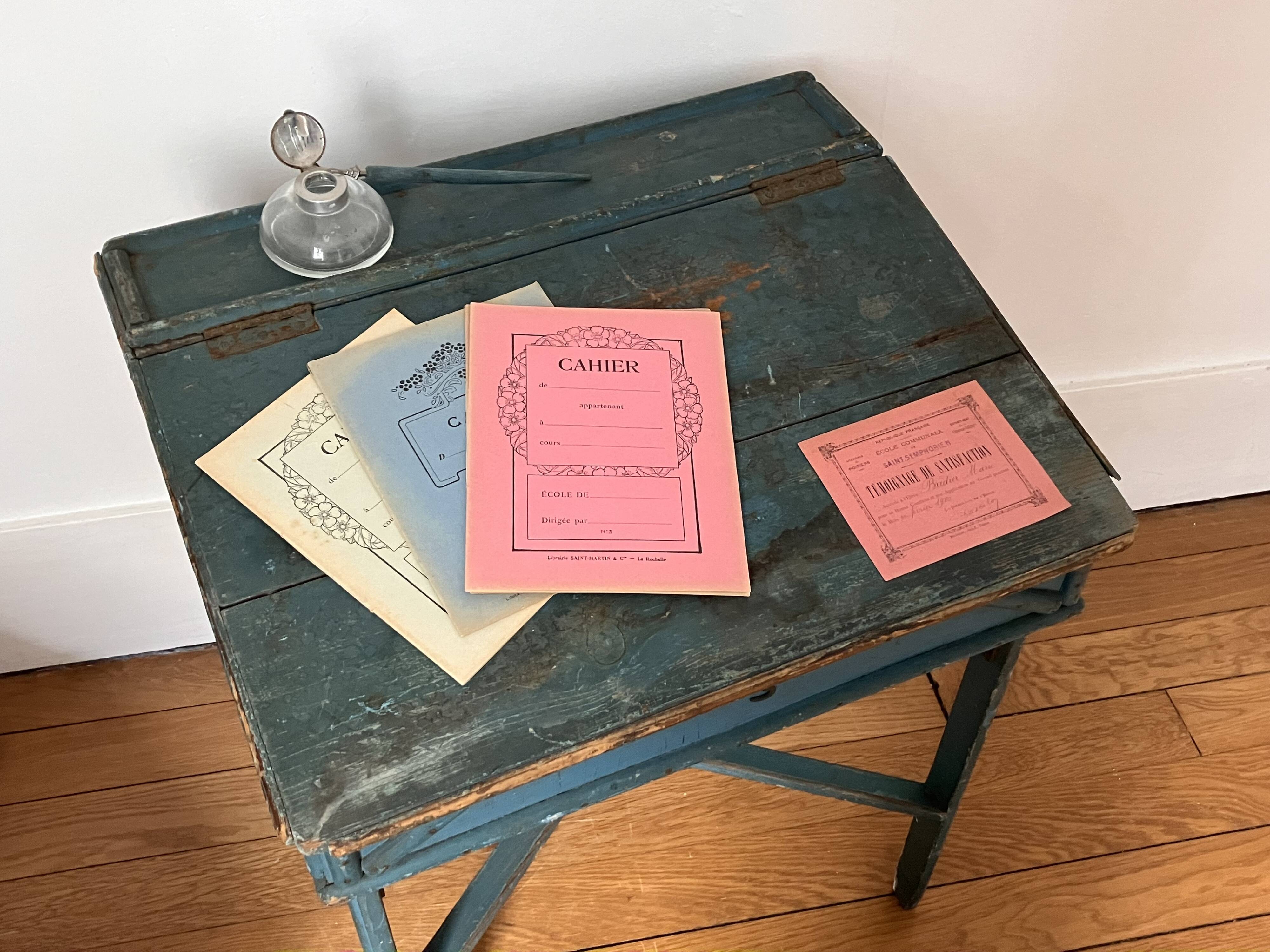 Ancien pupitre d'enfant, bureau