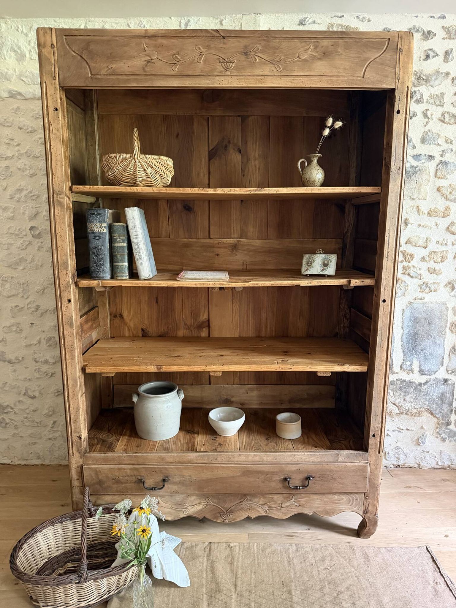 Bibliothèque en bois rénovée