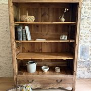 Bibliothèque en bois rénovée