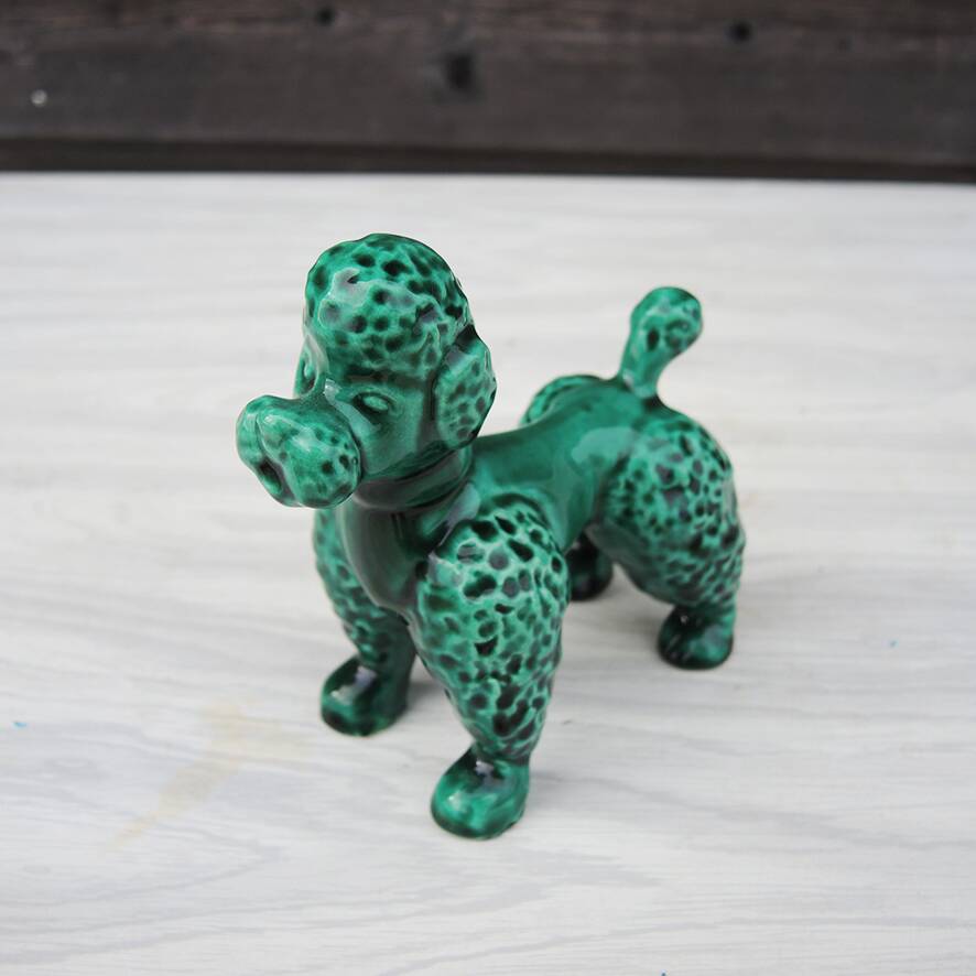 Ancienne figurine caniche en barbotine verte