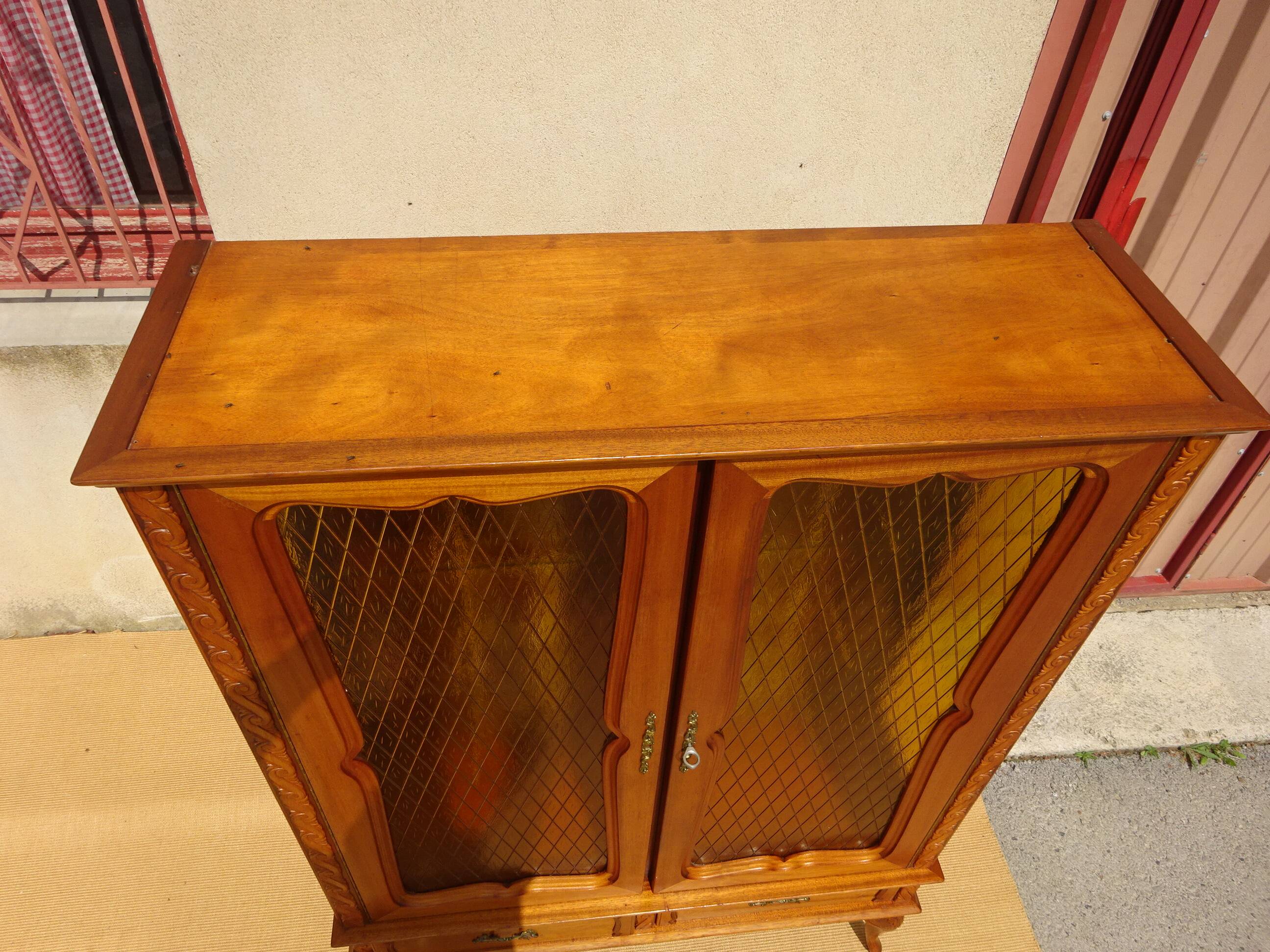 Bibliothèque en bois et verre