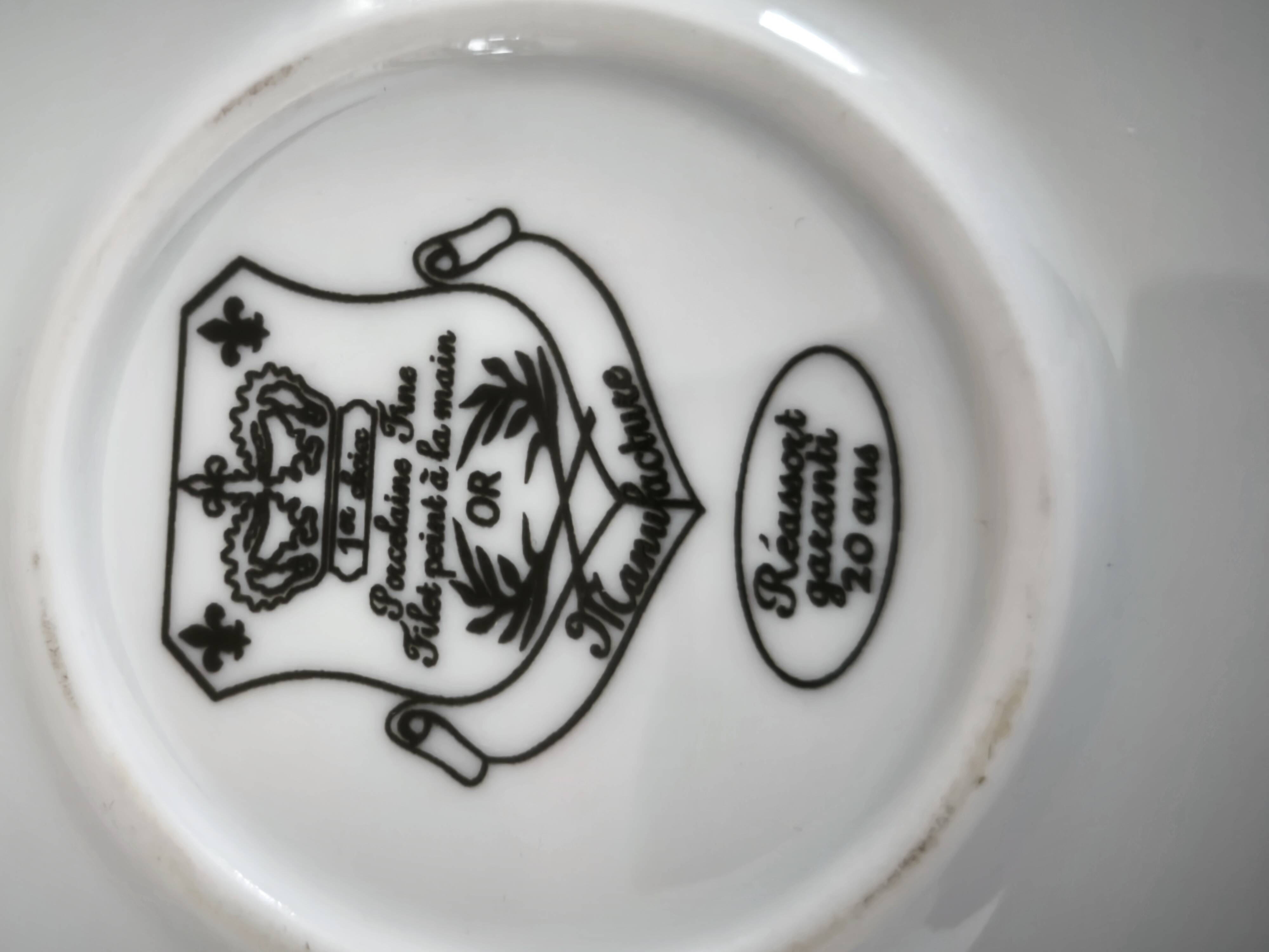 Round porcelain plate, double gold line manufacture, hand-painted.