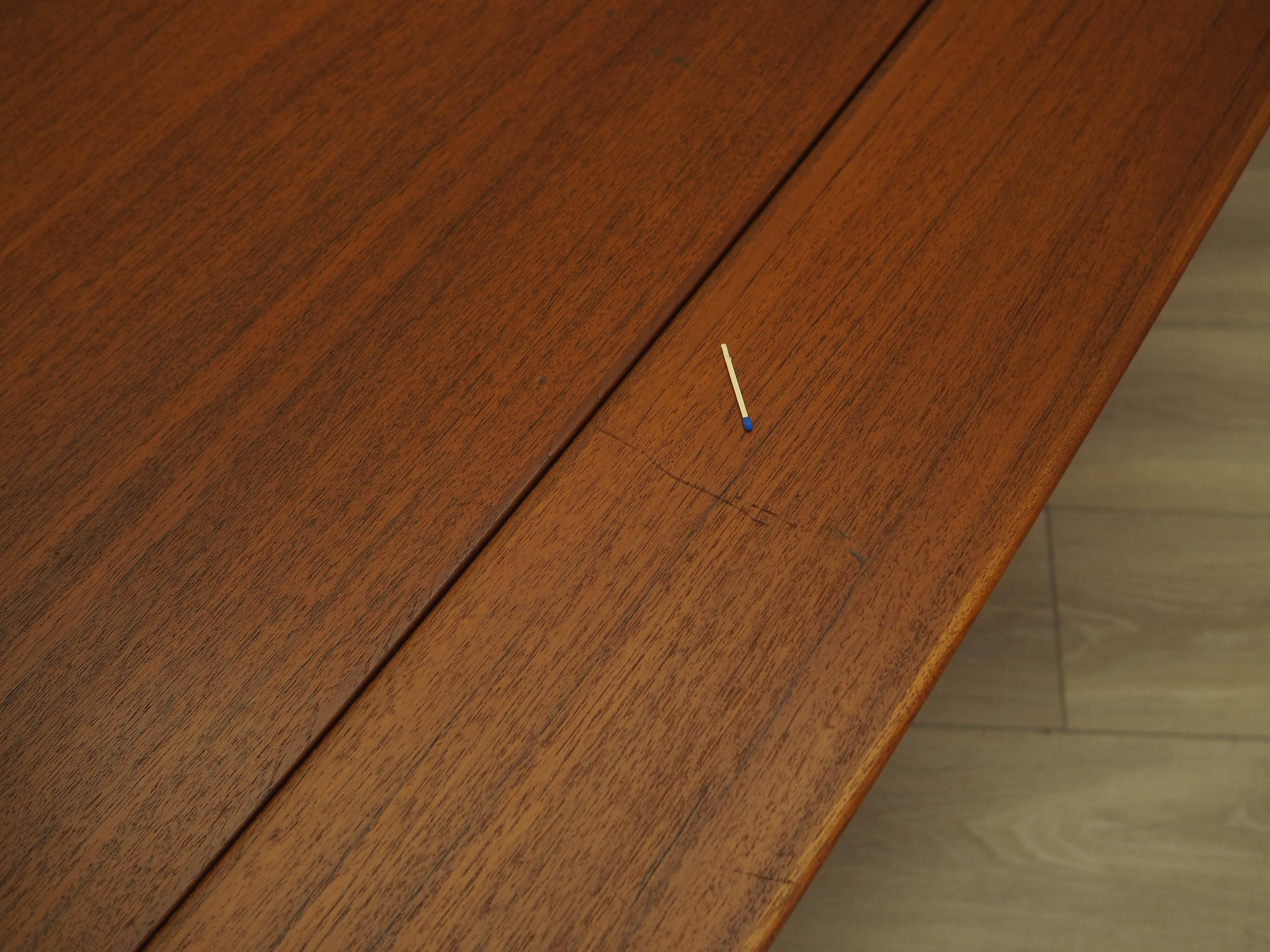 Table basse en teck danois avec étagère, années 1960