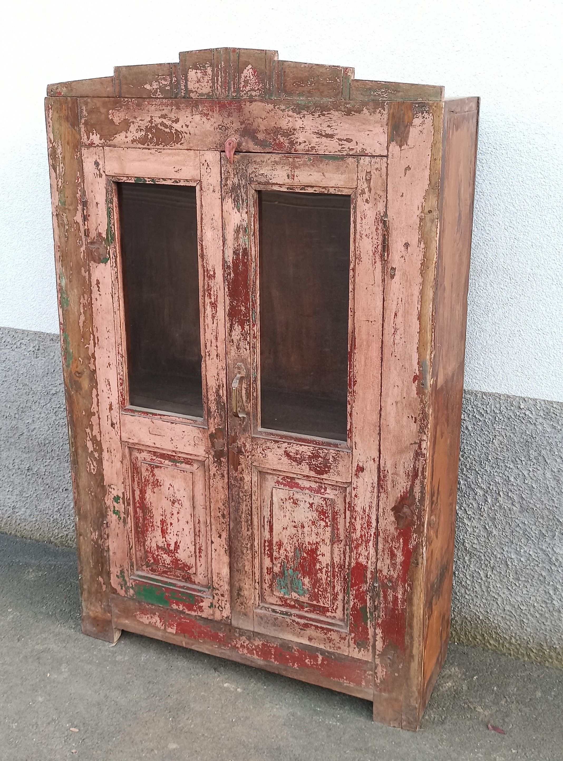 Armoire en bois rose avec portes vitrées