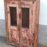 Armoire en bois rose avec portes vitrées