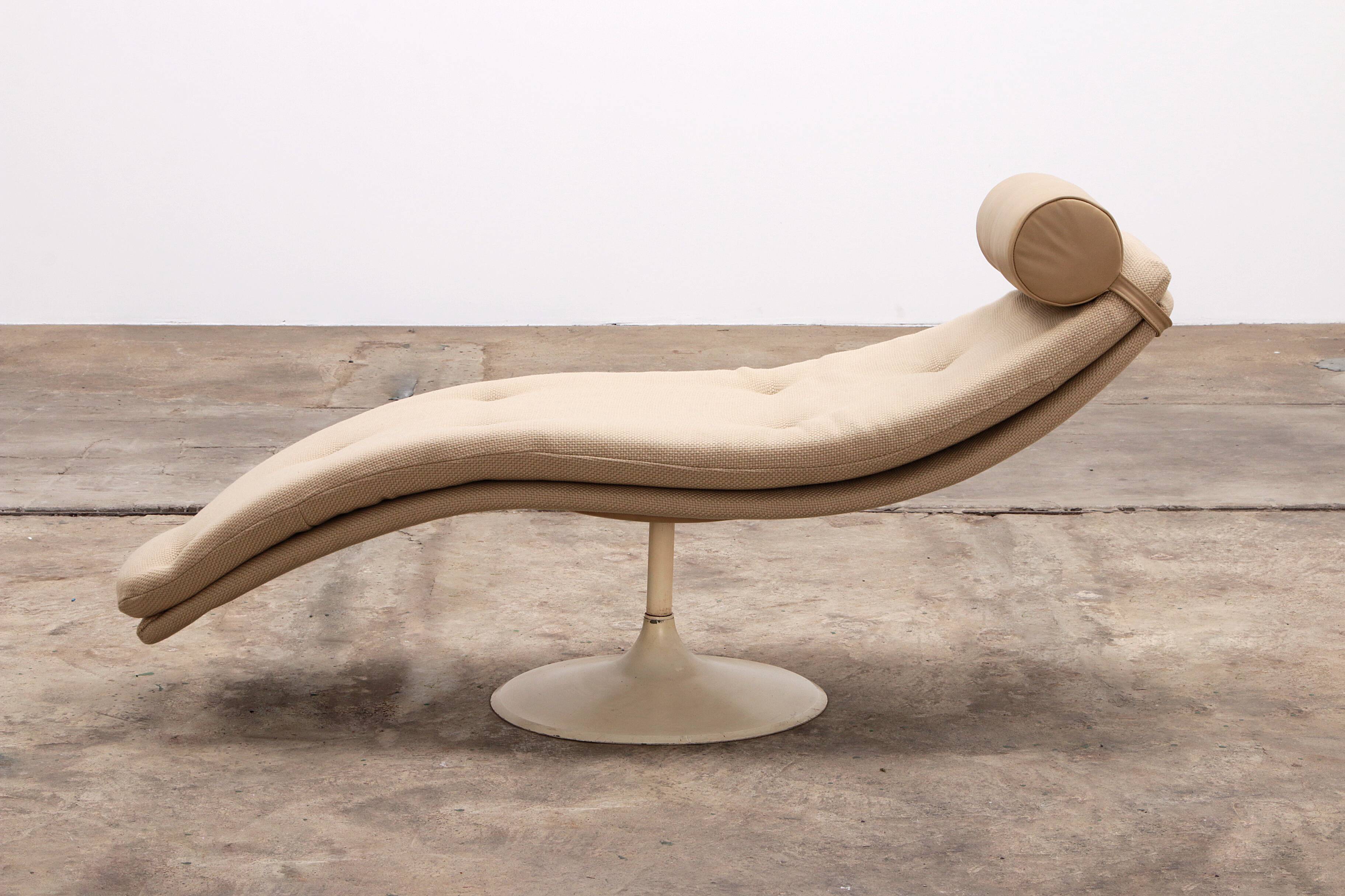 Vintage Lounge armchair reupholstered from the 1960s in the style of Knoll.