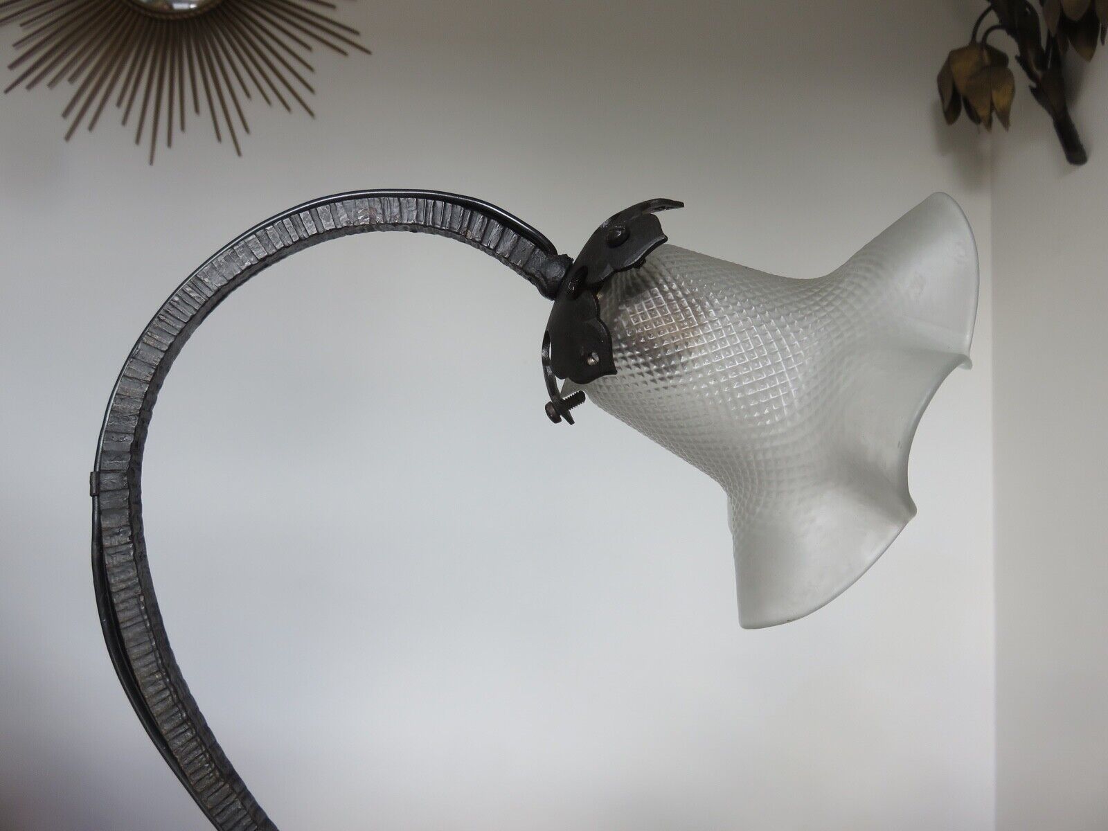 Art deco lamp in hammered wrought iron and tulip in glass, 30s 40s