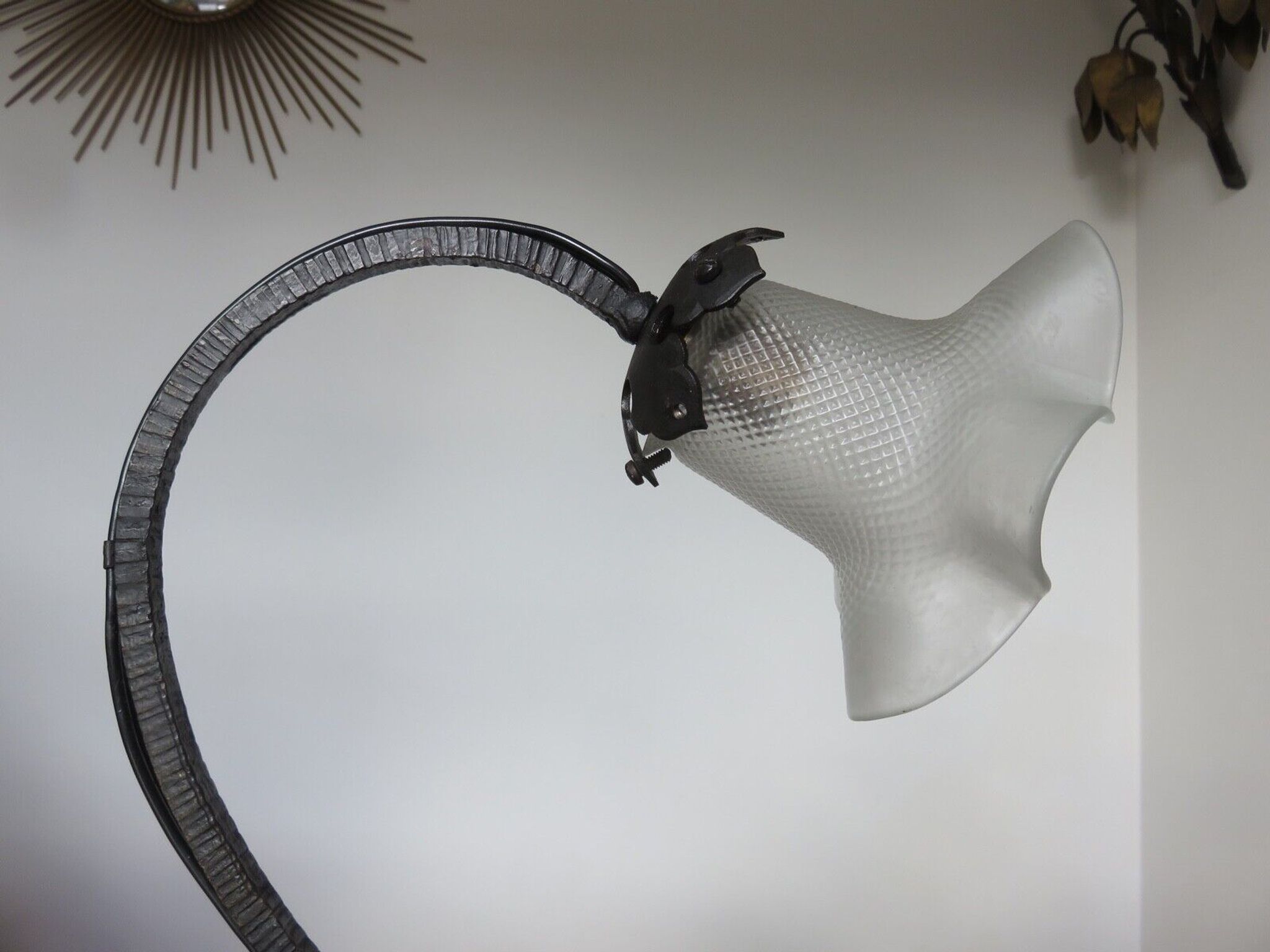 Art deco lamp in hammered wrought iron and tulip in glass, 30s 40s