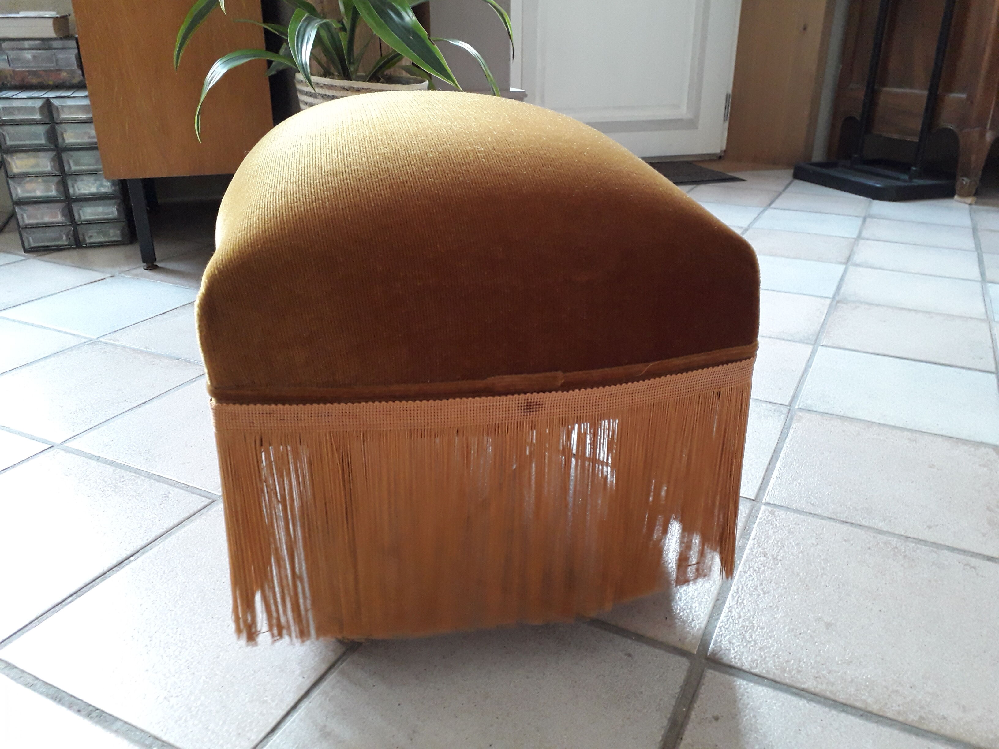 Yellow gold velvet pouf