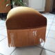 Pouf en velours jaune or