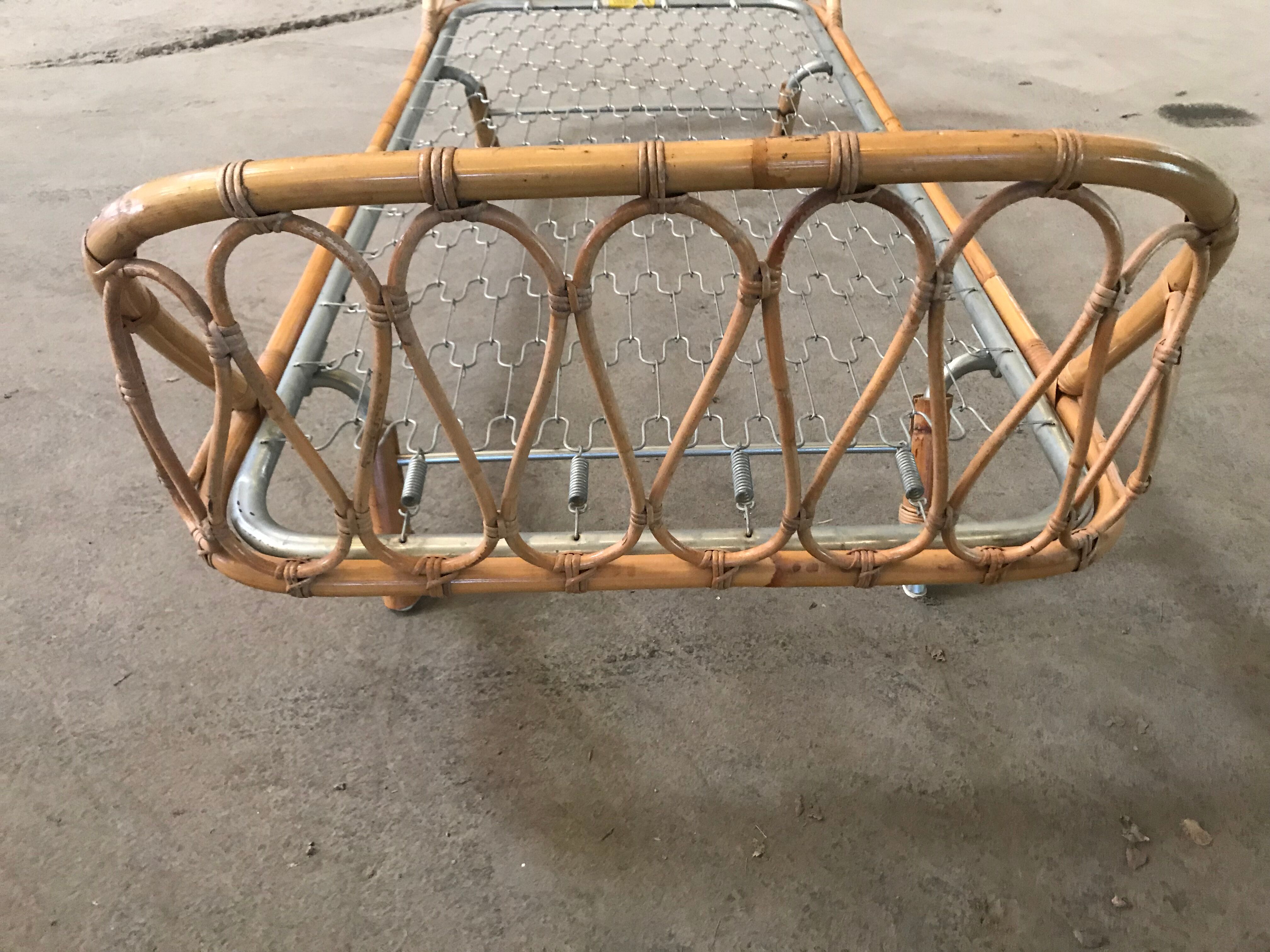 Foldable rattan basket bed