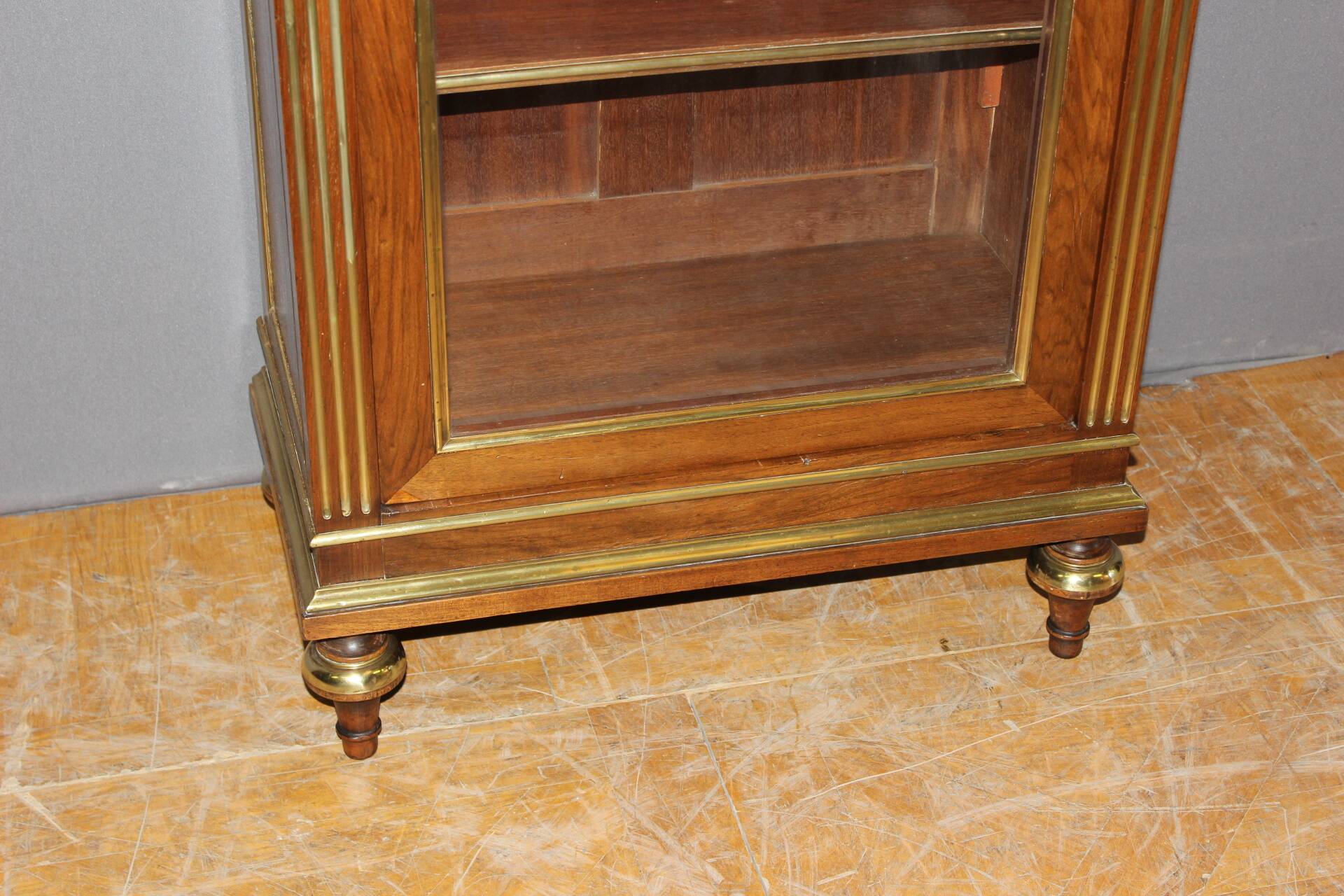 Vitrine de style Louis XVI en noyer XIX