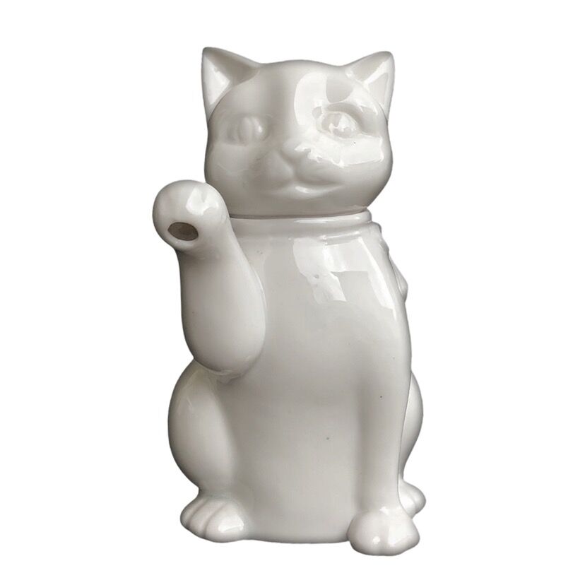 Small teapot in the shape of a cat