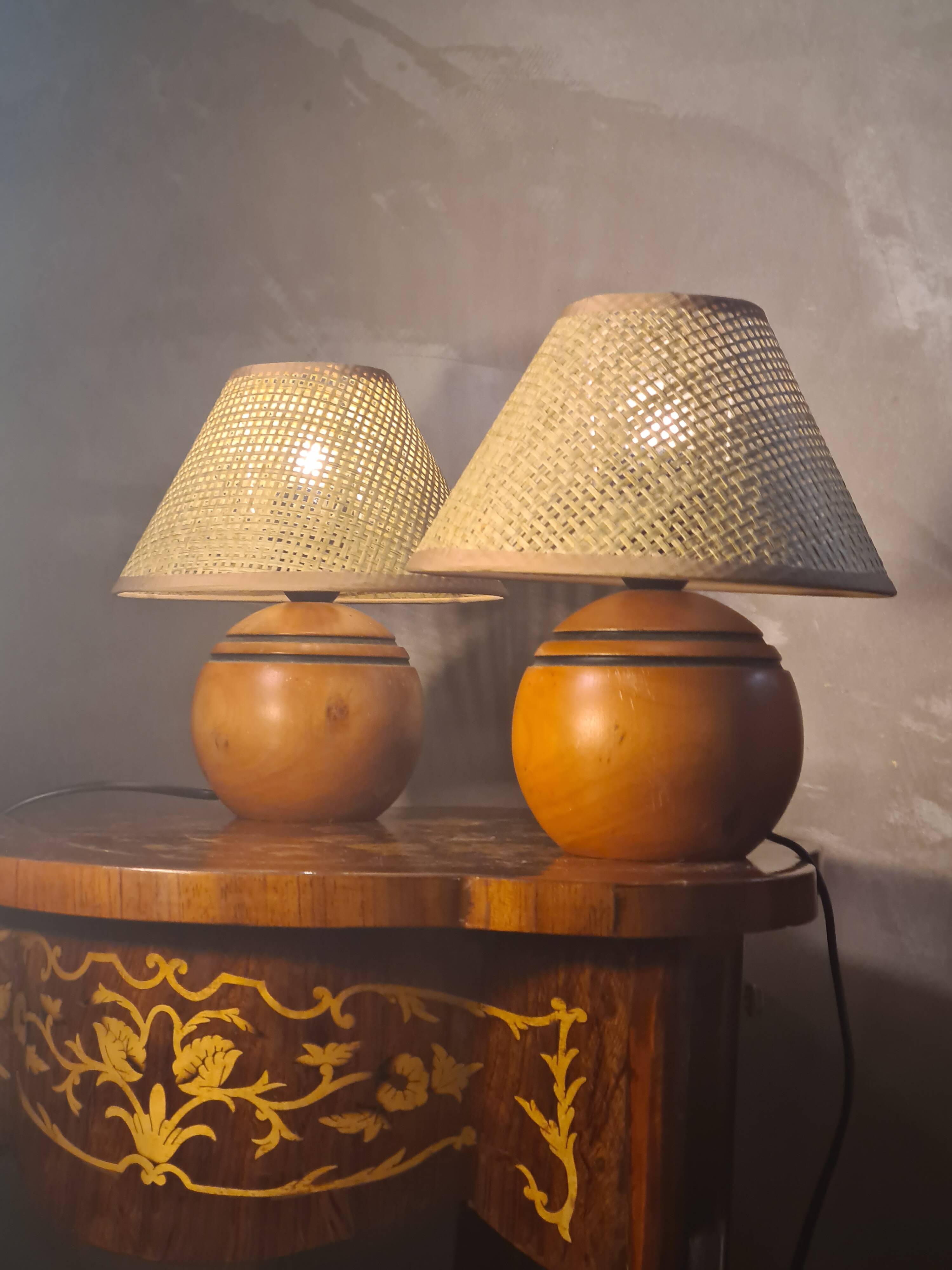 paire lampe boule bois massif   70 a 80 abat jour neuf osier vannerie 25x20