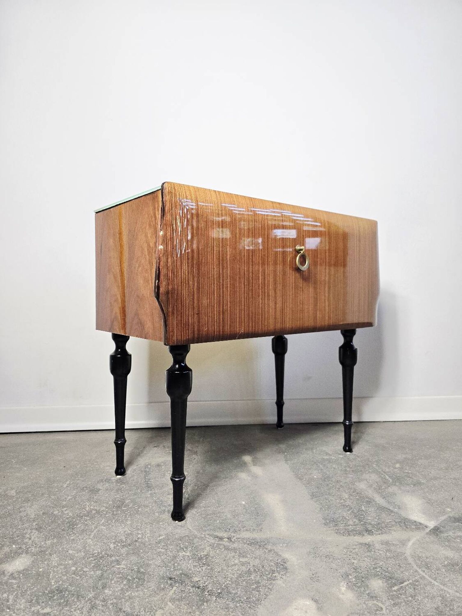 Table de chevet italienne des années 80 avec plateau en verre