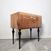 Table de chevet italienne des années 80 avec plateau en verre