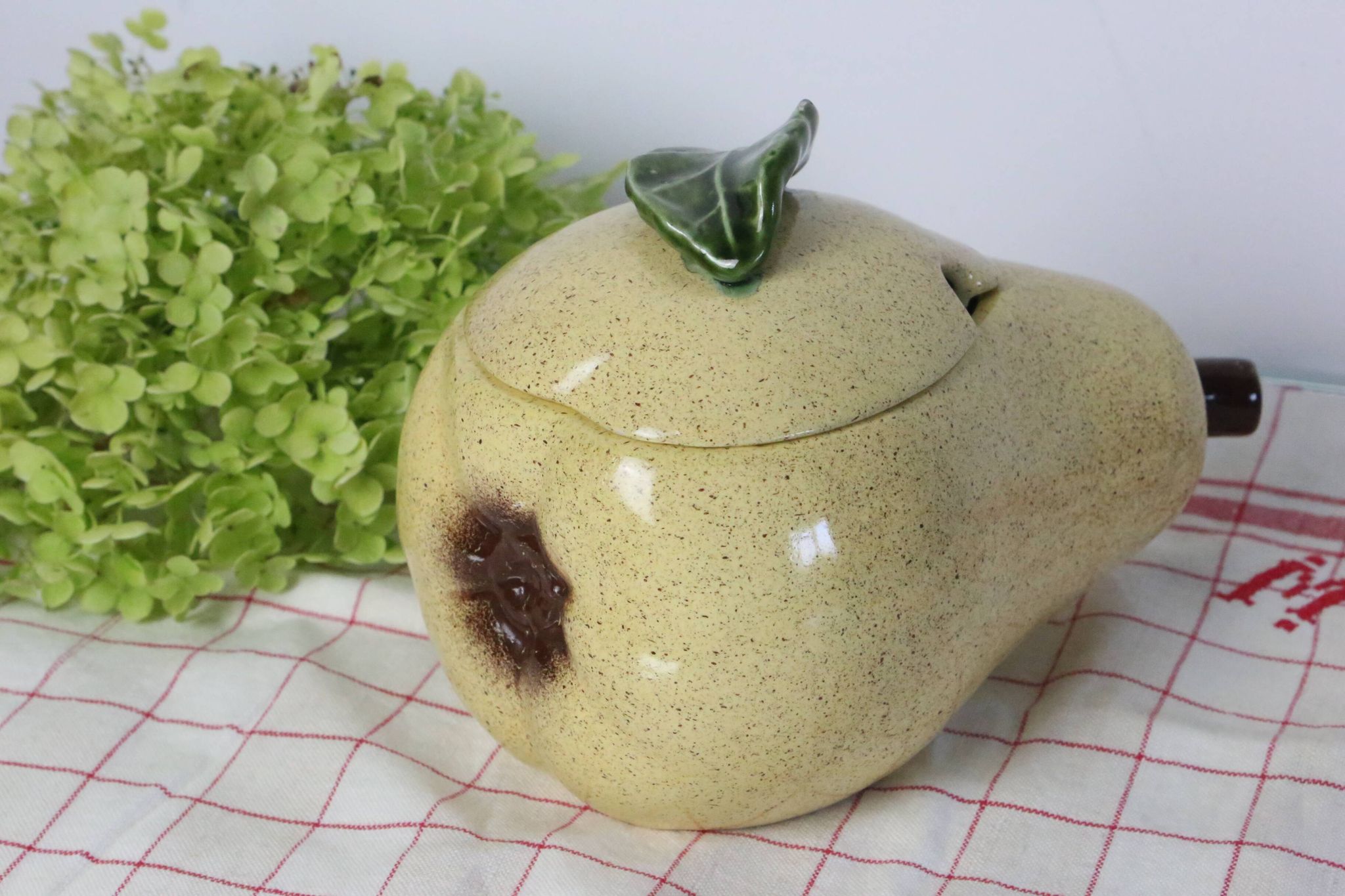 Soupière Poire en barbotine, vintage