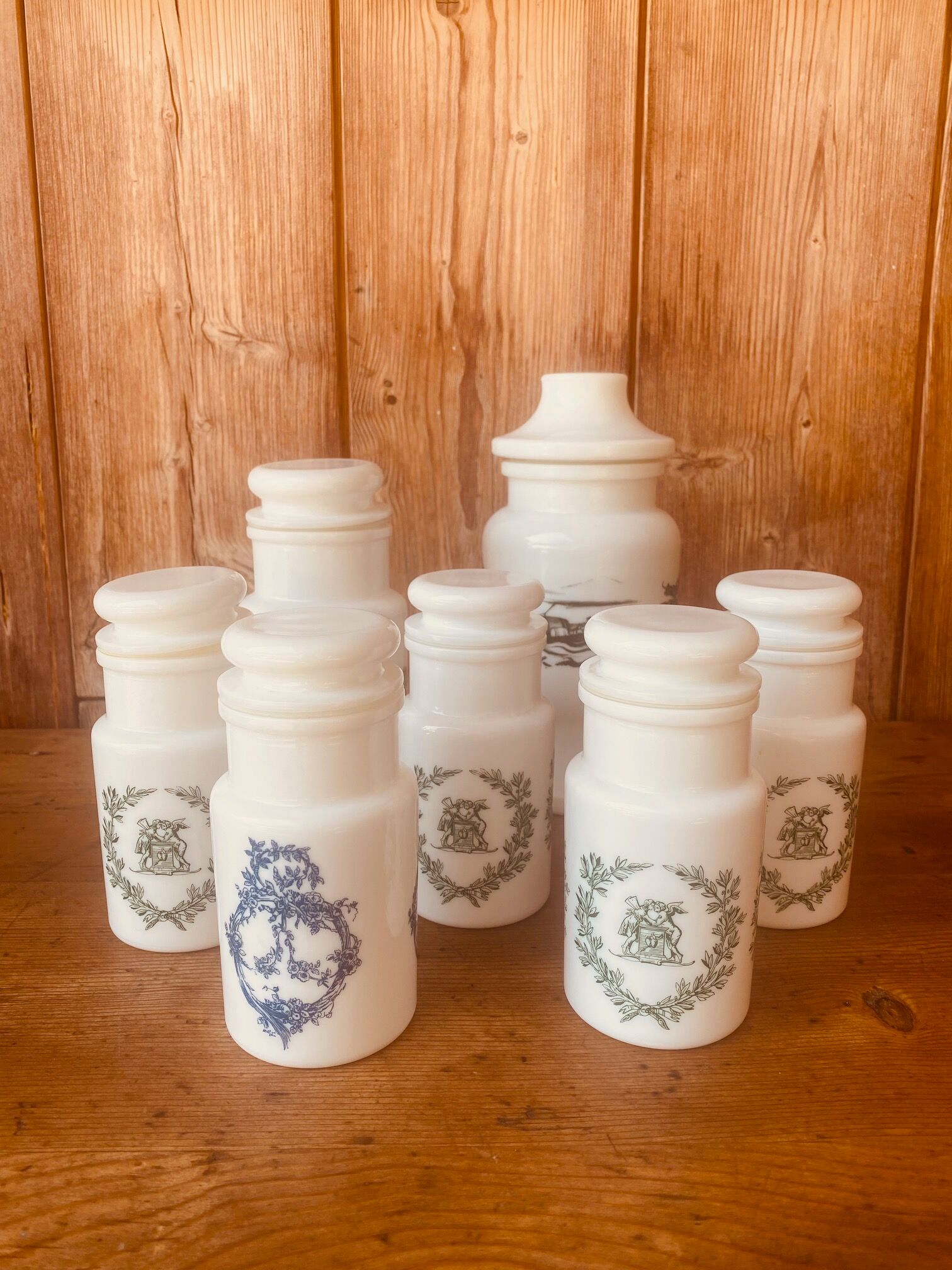 Set apothecary pots in opaline