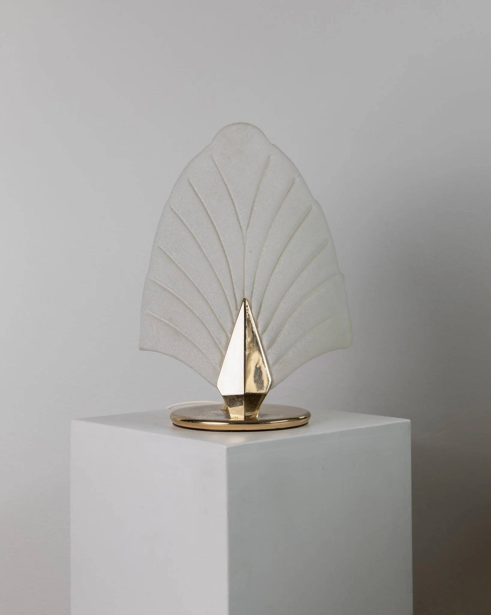 Vintage Murano glass table lamp – leaf-shaped shade with a gold metal base – Italy 1980s