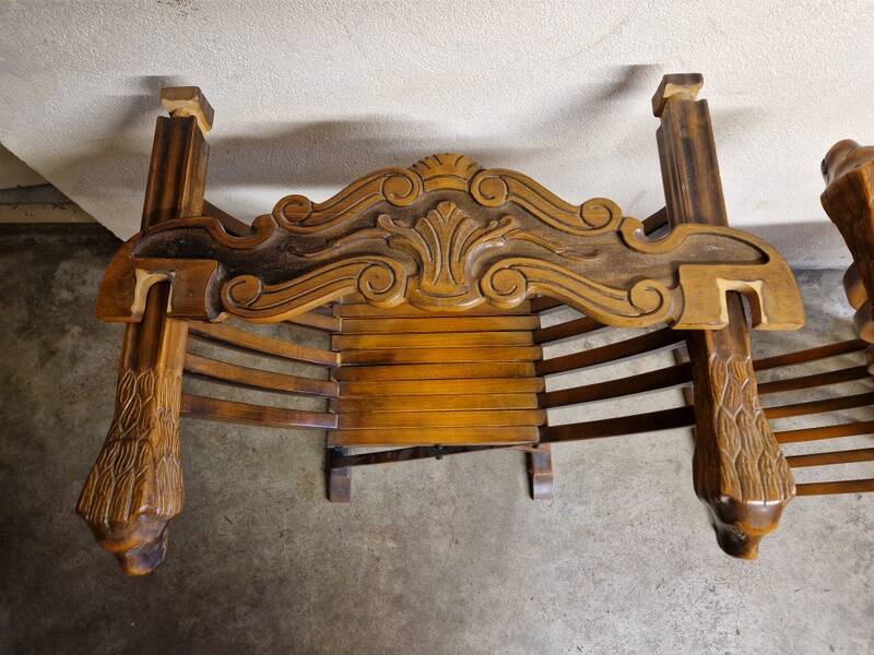 Pair of curule chairs known as Savonarole chairs - In carved wood