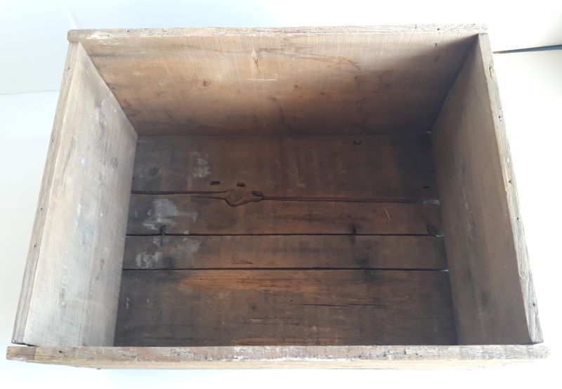 Case wood transport old wine Henri Maire