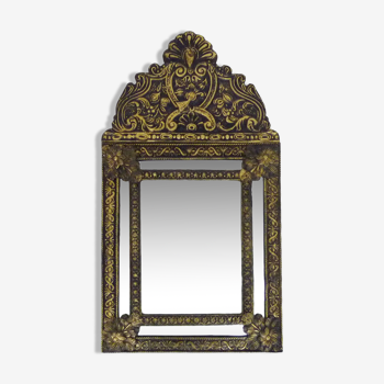 Ancien miroir à parcloses en cuivre repoussé sur bois. Style Victorien