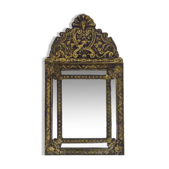 Ancien miroir à parcloses en cuivre repoussé sur bois. Style Victorien