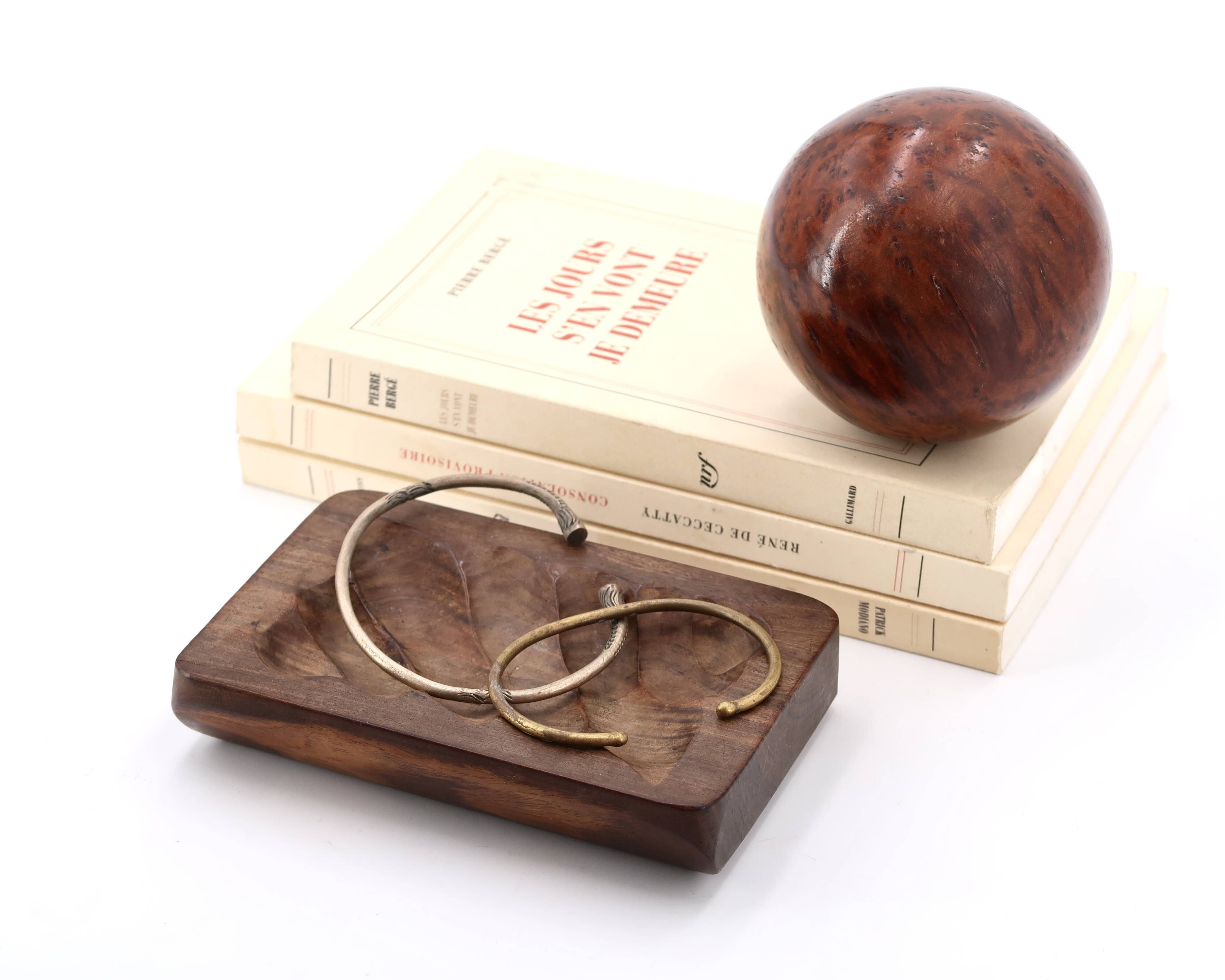 Signed wooden pocket emptier carved with a gouge, 1970s