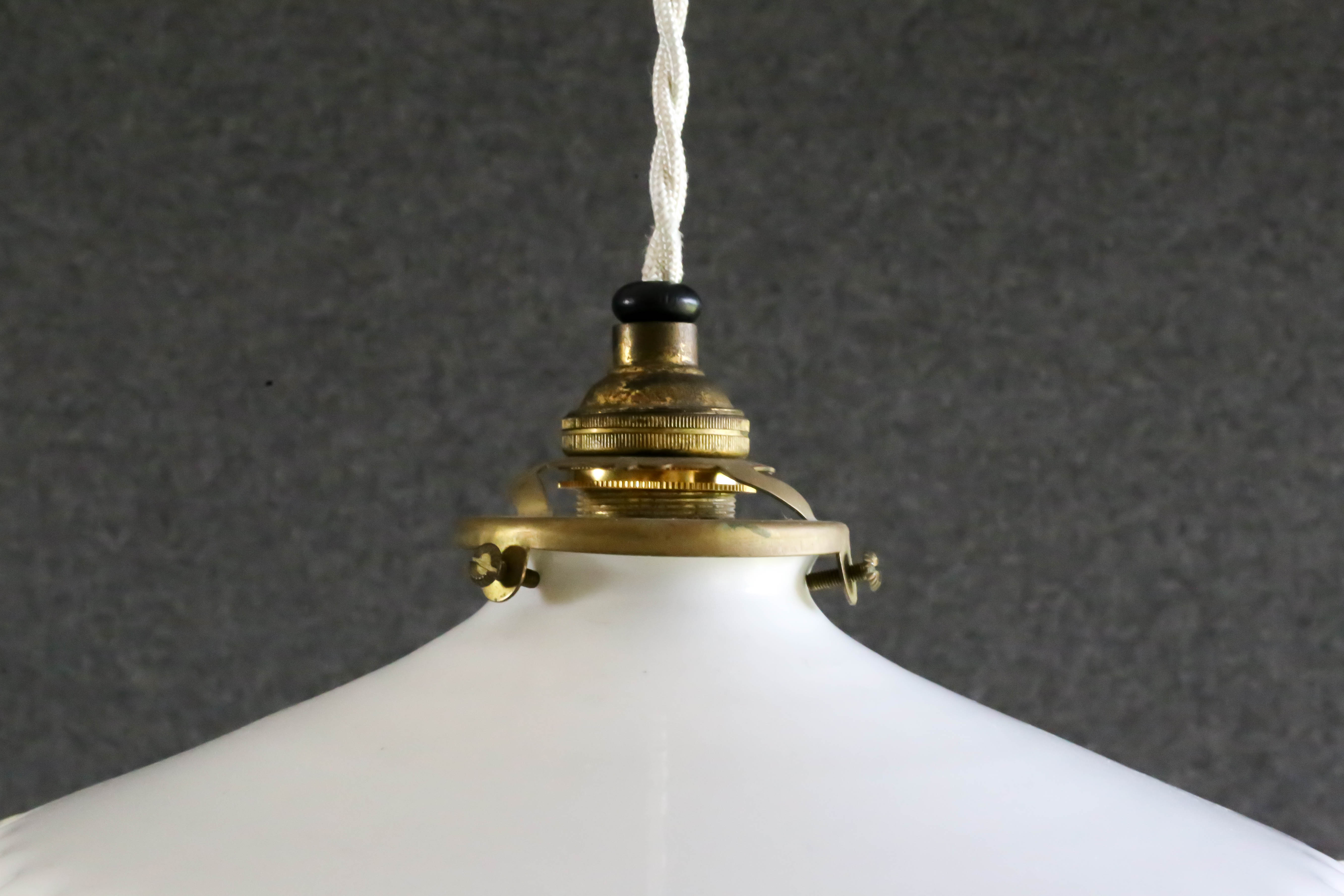 Suspension in white opaline mounted with socket and vintage claw - new cable
