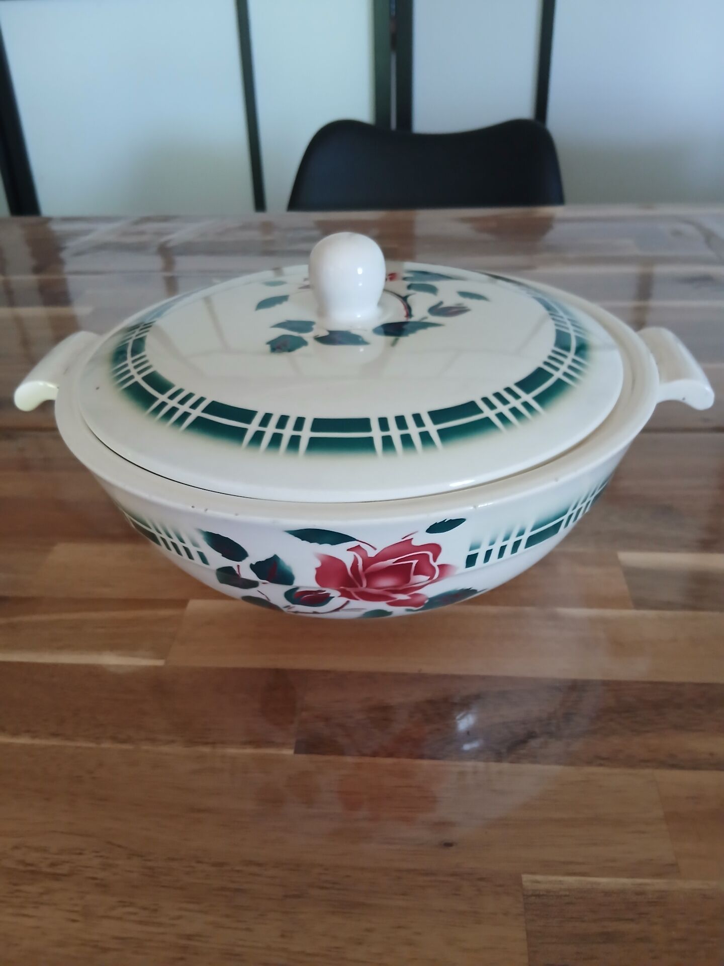 Soup tureen