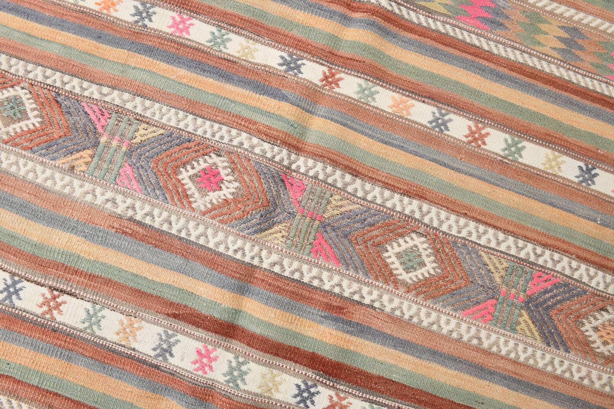 Grand Kilim Vintage en Couleurs Soft, Pièce Unique au Charme Bohème