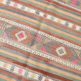 Grand Kilim Vintage en Couleurs Soft, Pièce Unique au Charme Bohème