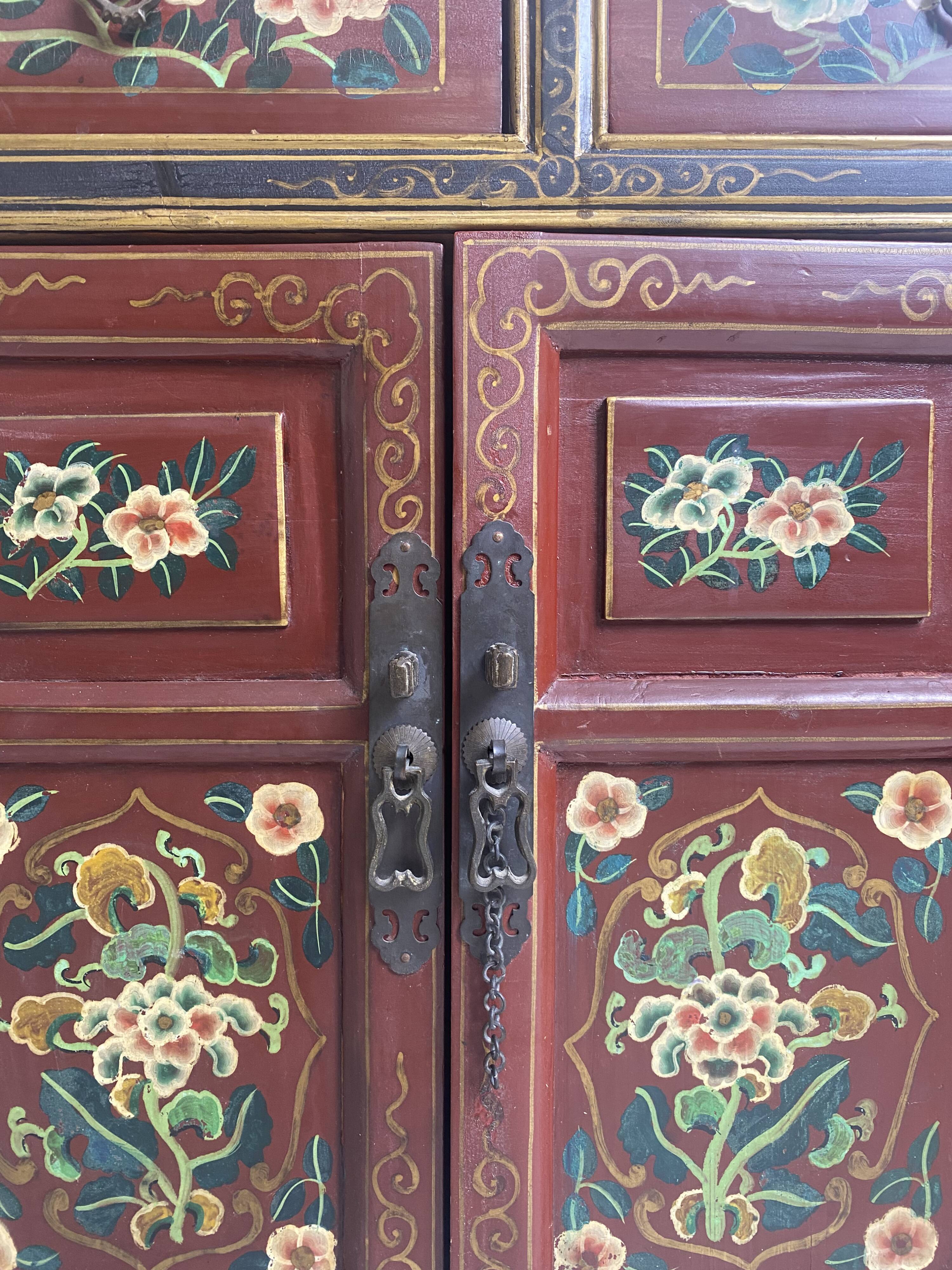 Buffet chinois vintage peint à la main, meuble rouge à décor floral