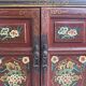 Buffet chinois vintage peint à la main, meuble rouge à décor floral