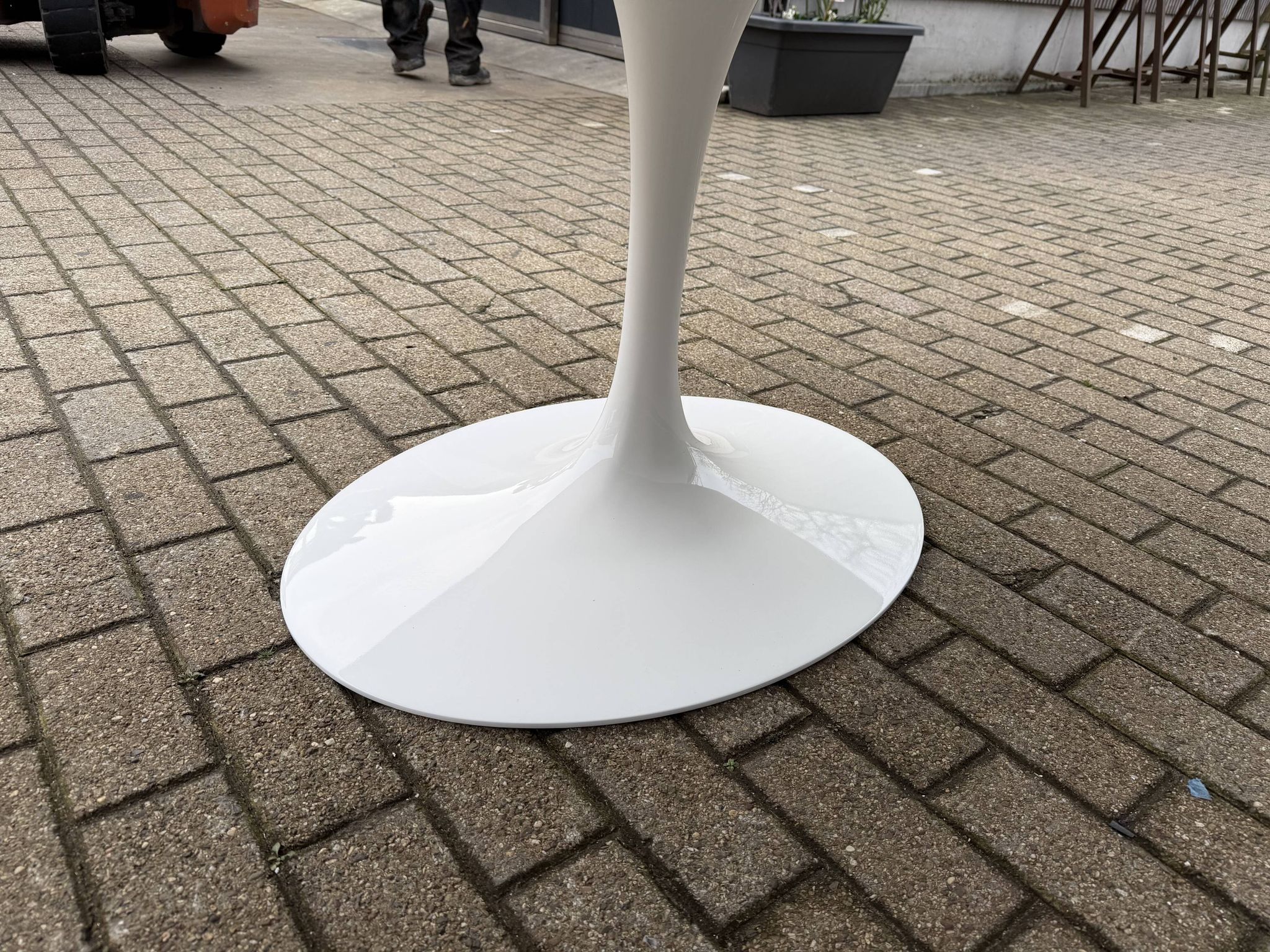 Original Knoll Tulip oval dining table (198cm) Carrara marble