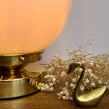 Lampe à poser globe vintage en opaline blanche
