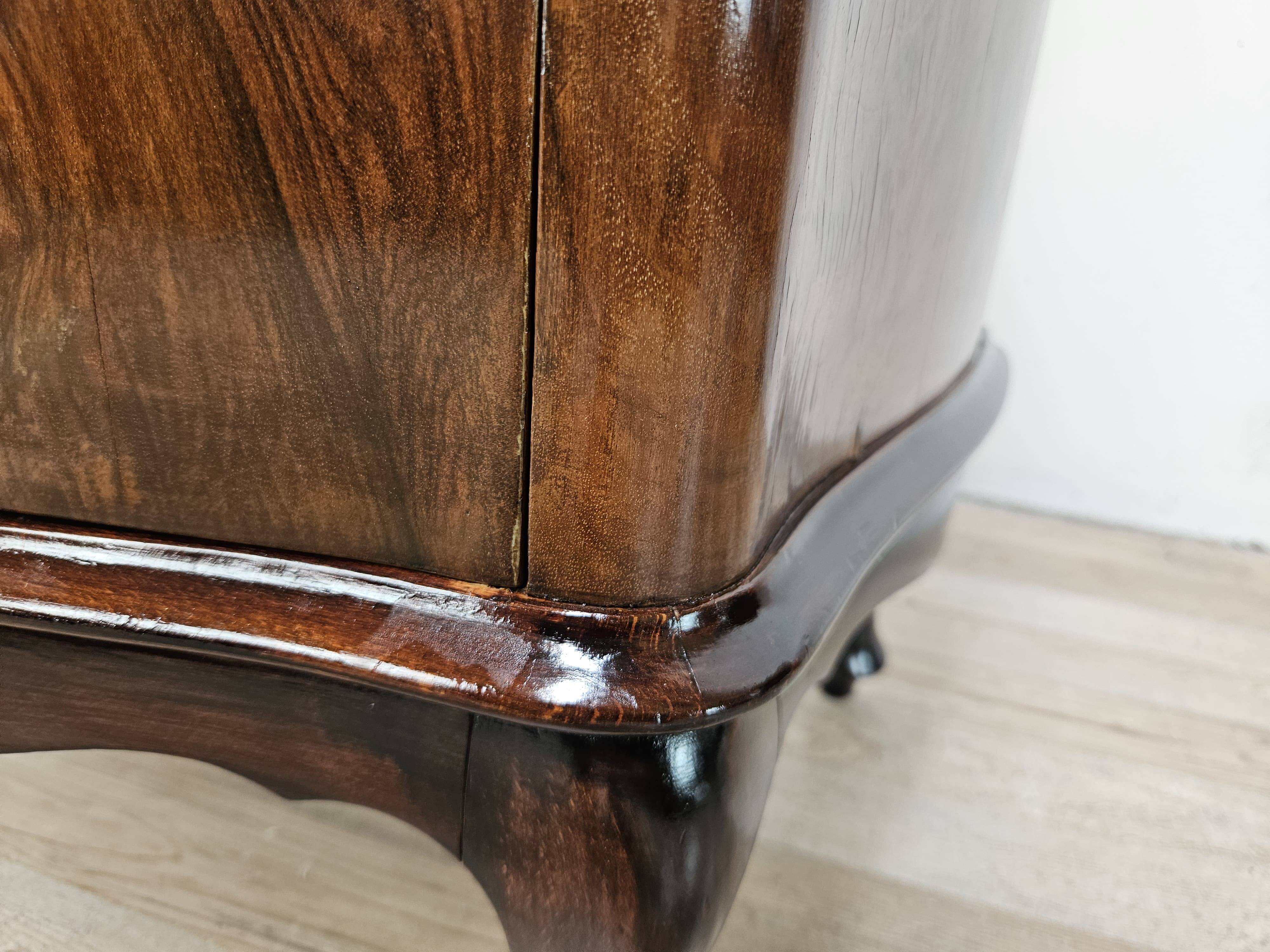 Pair of 1940s Chippendale bedside tables in walnut burl
