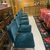 Chaises en velours bleu nuit
