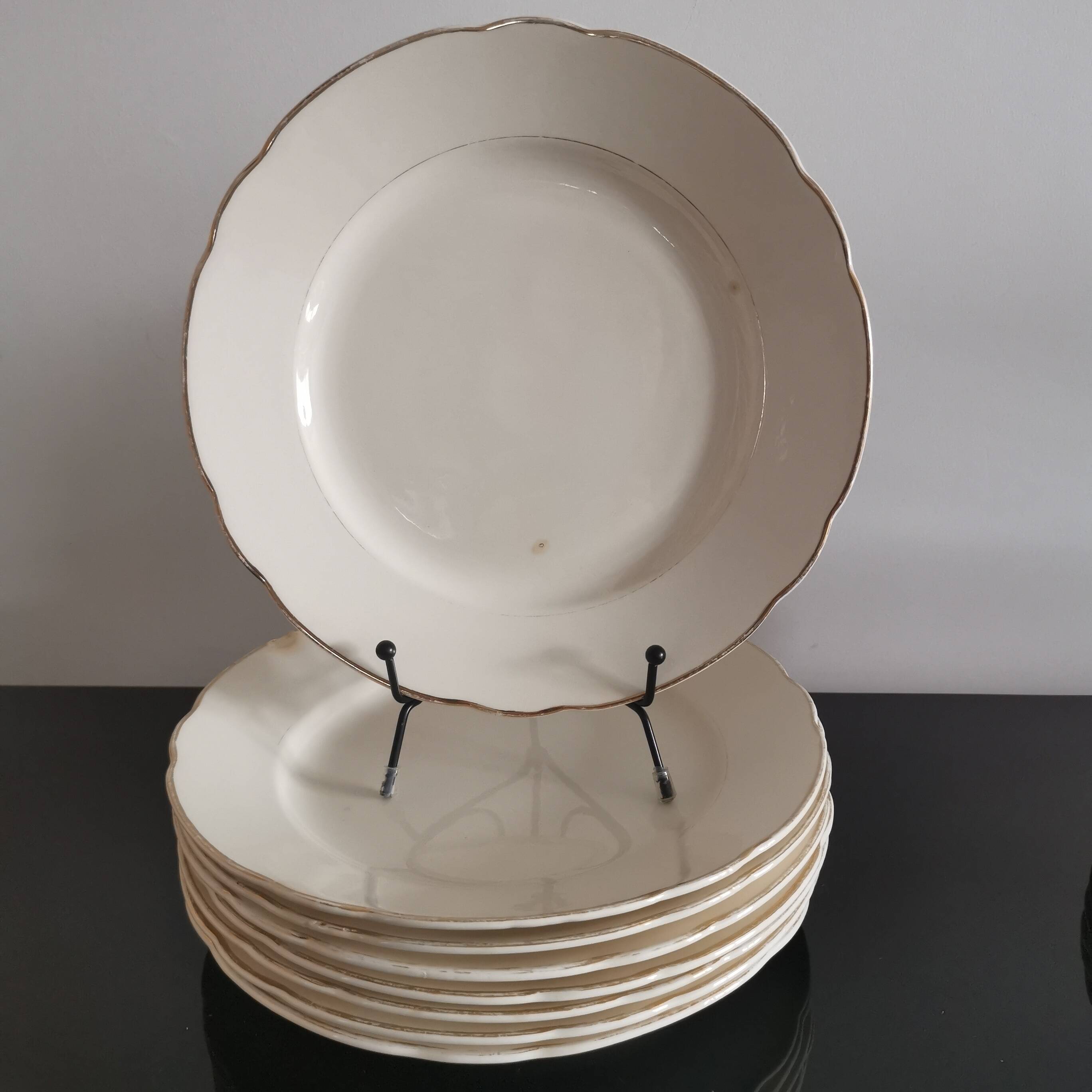 Set of 6 Villeroy and Boch flat plates in ivory color and gold edging