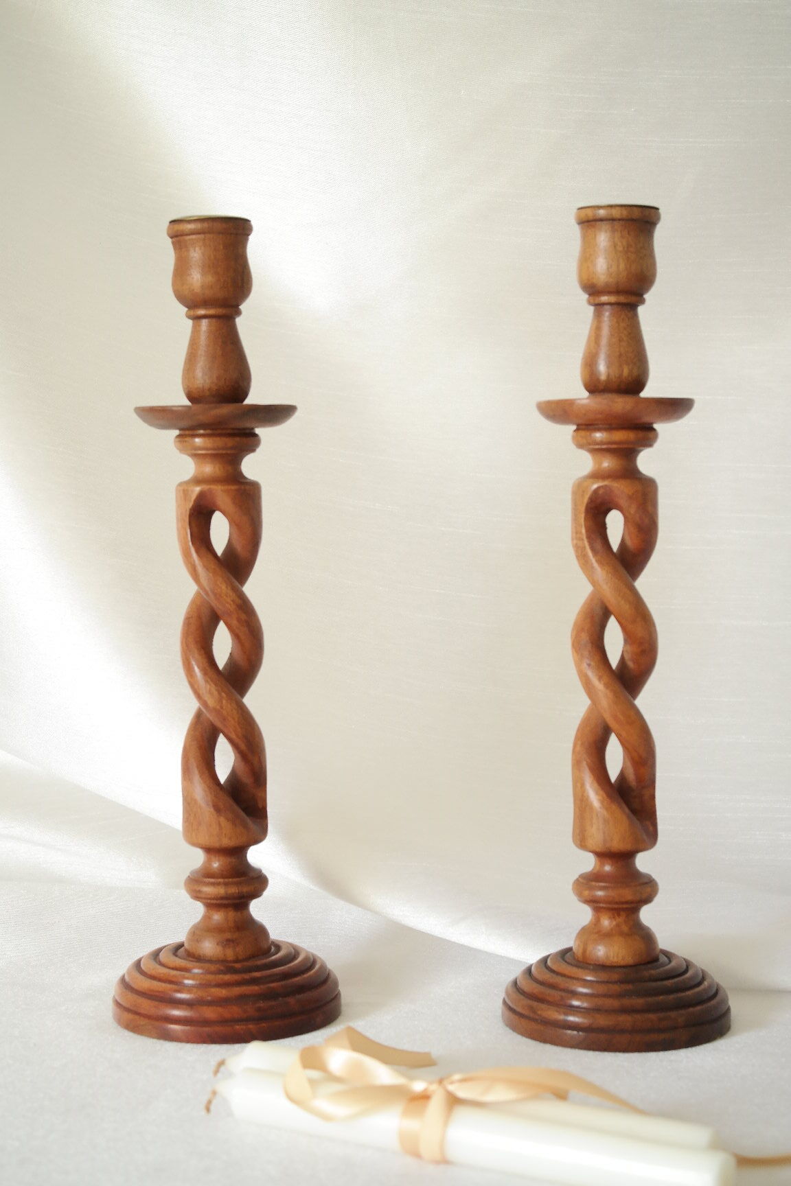 Paire de bougeoirs en bois torsadé et laiton vintage