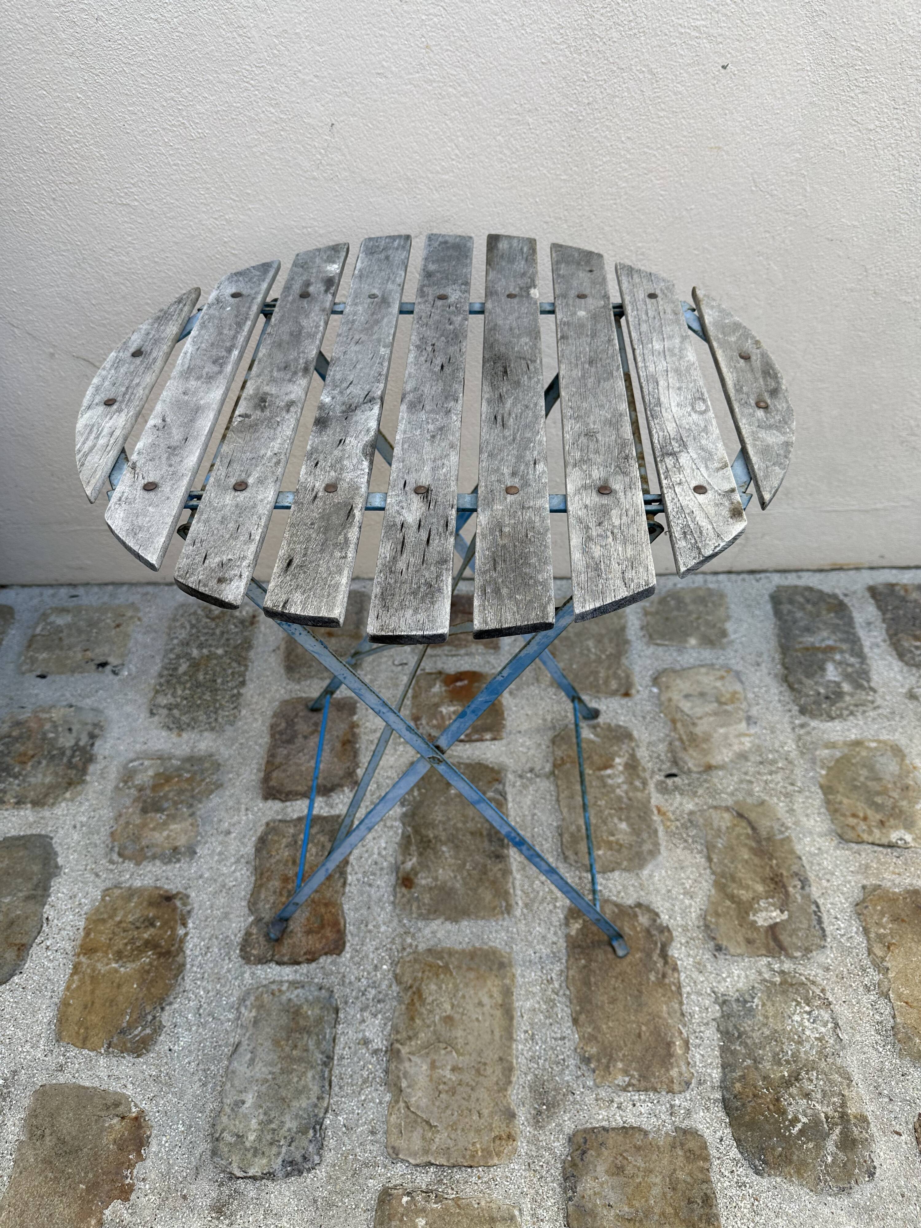 Round folding garden table