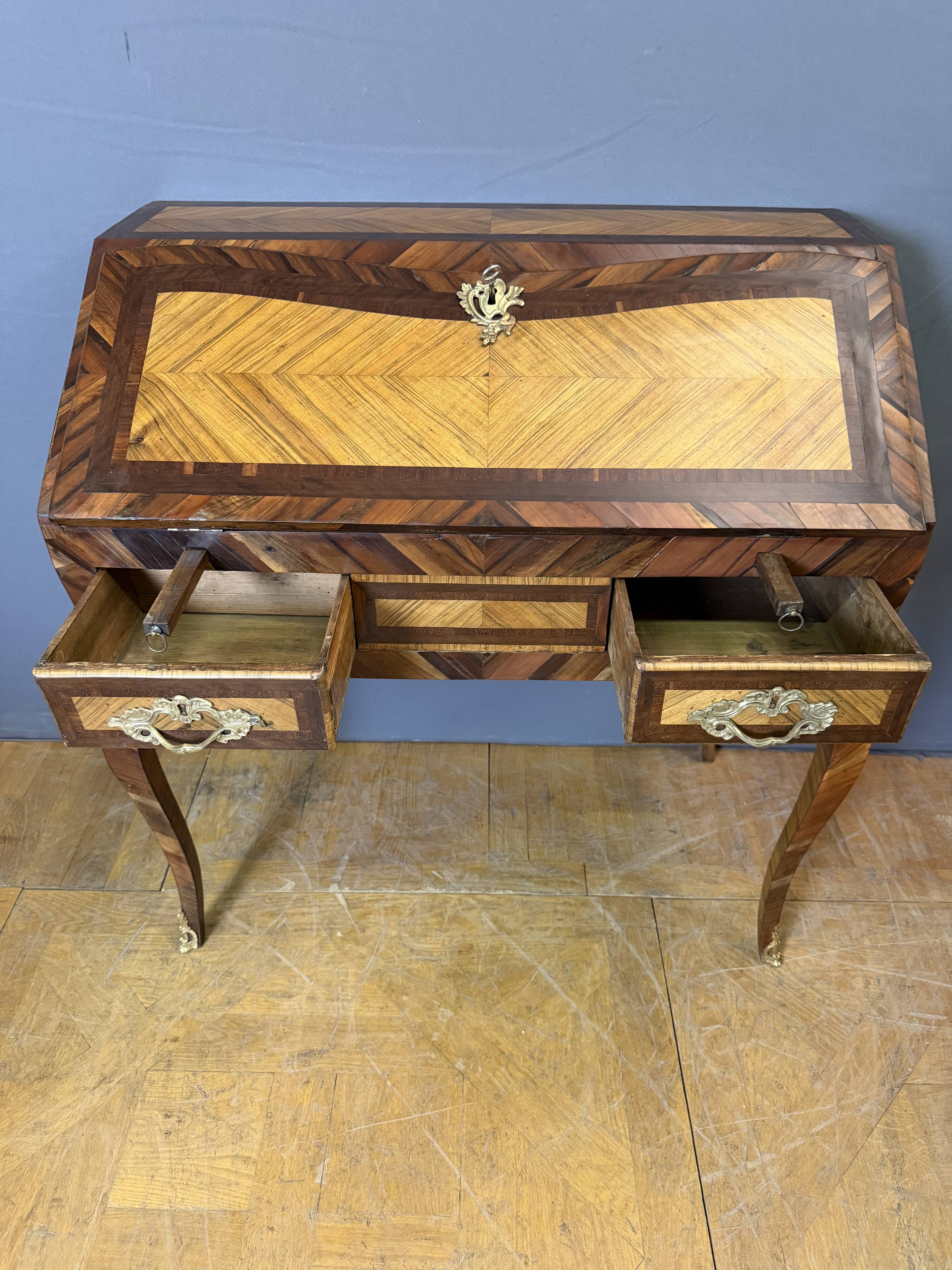 Louis XV slant-top desk in marquetry from the 18th century.