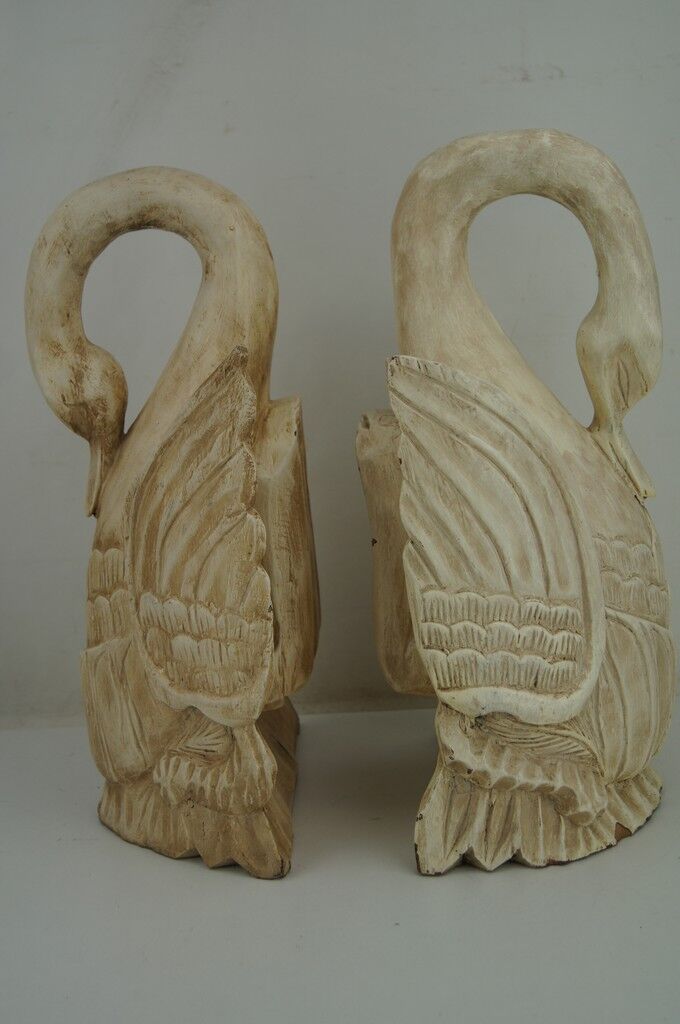 Deux ornements d'applique en bois sculpté et laqué crème,  représentant des cygnes
