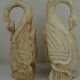 Deux ornements d'applique en bois sculpté et laqué crème,  représentant des cygnes