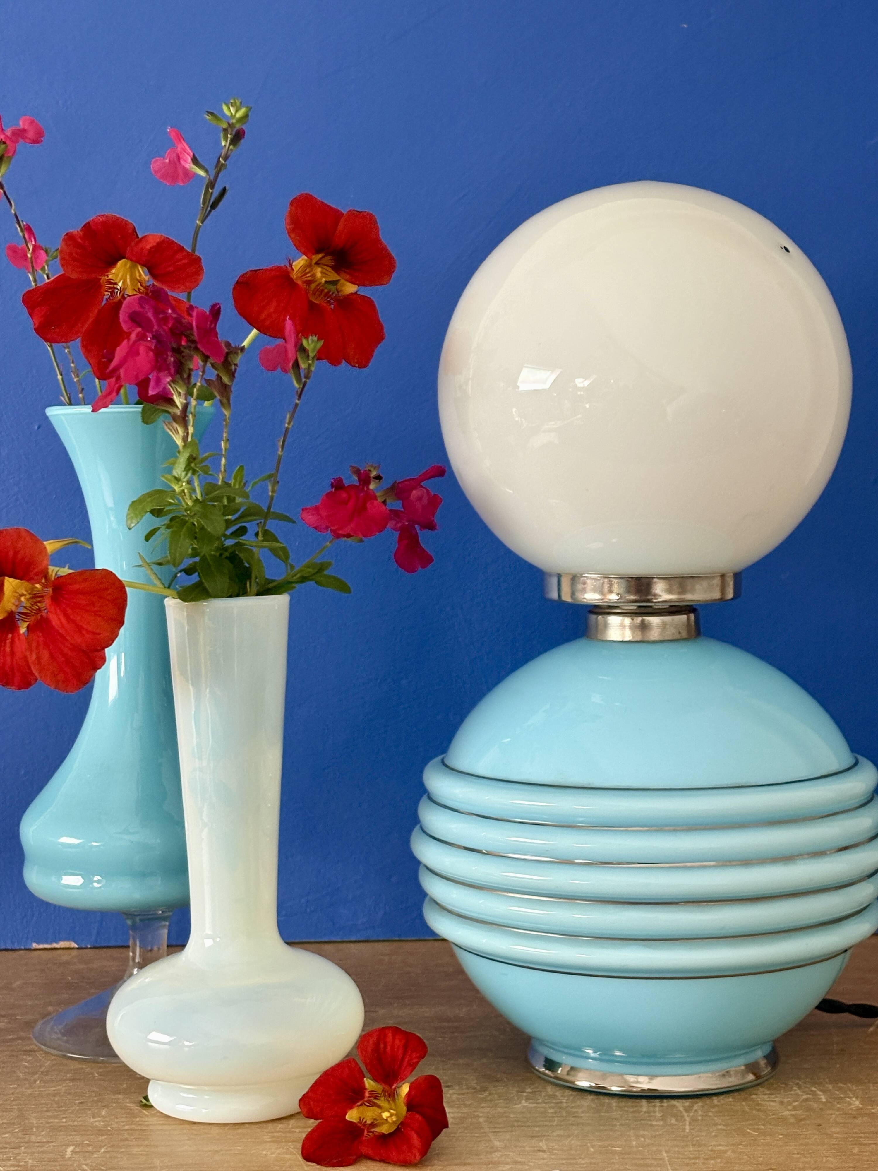 Lampe à poser vintage en opaline bleu et blanche